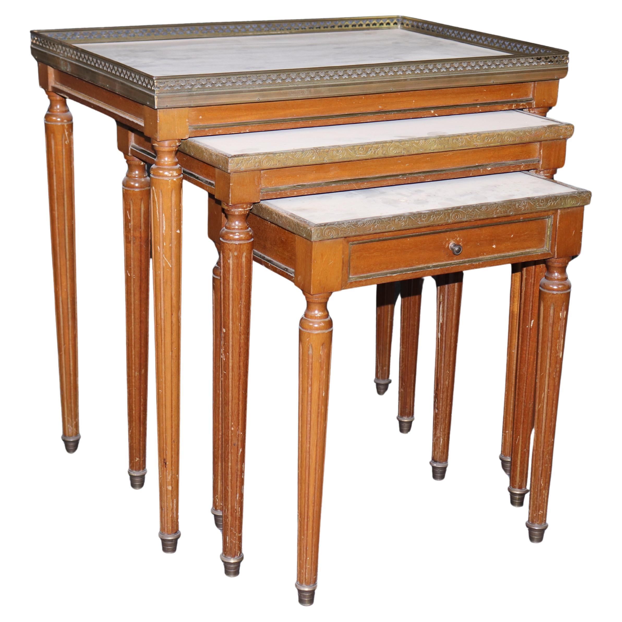 Juego de 3 Tapas de Mármol Blanco de Carrara Estilo Luis XVI Francés de Latón y Nogal en venta