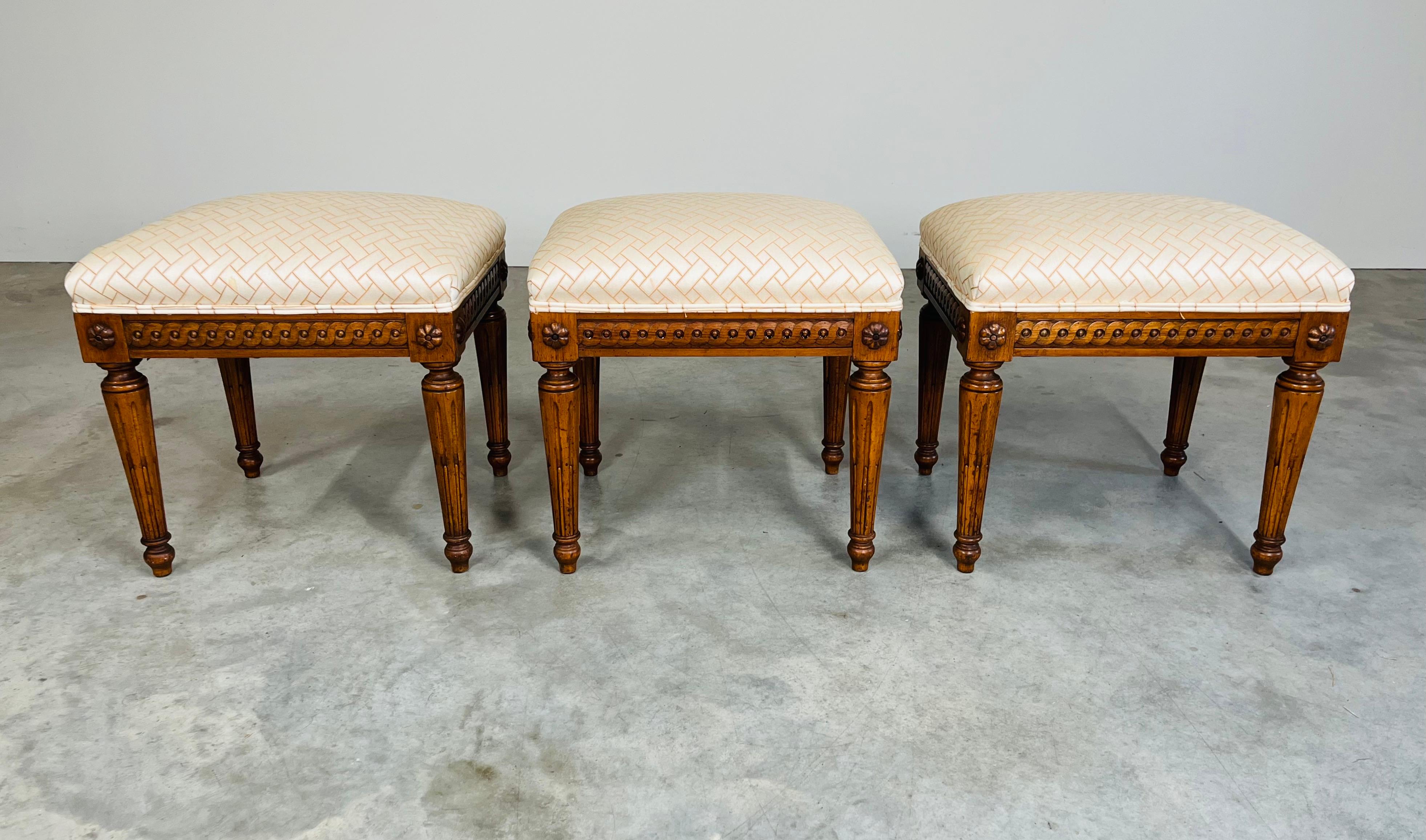 Un set di 3 pouf in noce in stile Luigi XVI con gambe scanalate e dettagli intagliati a mano. Francia circa 1950.
Sono disposto a rompere il set up se ti serve solo una coppia o un singolo.
La tappezzeria è usata e può presentare segni di macchie o