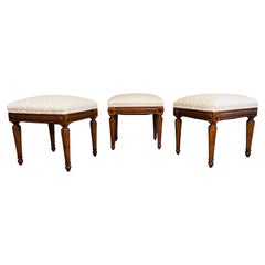 Ensemble de 3 Ottomans ou bancs en noyer de style Louis XVI