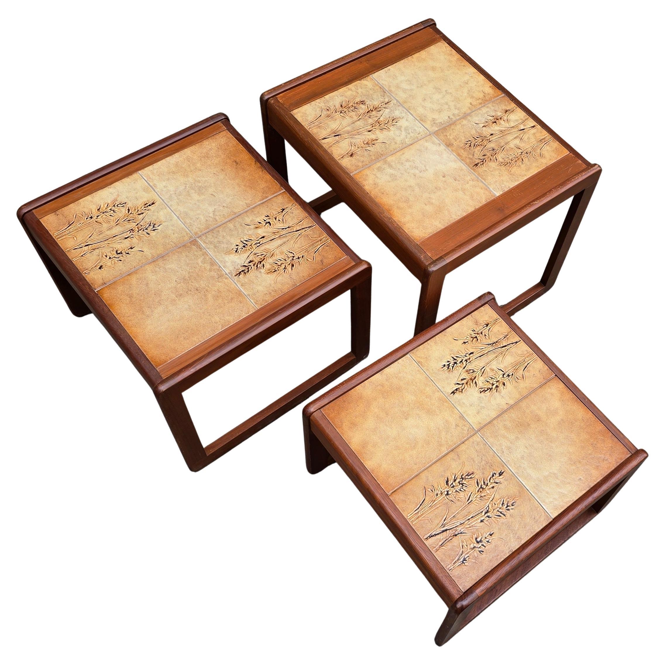 Set di 3 tavolini nidificanti francesi di metà secolo con piani in piastrelle di ceramica, anni '60

Questo elegante set di tre tavolini a nido è stato realizzato in Francia negli anni '60 e sfoggia un design senza tempo della metà del secolo
