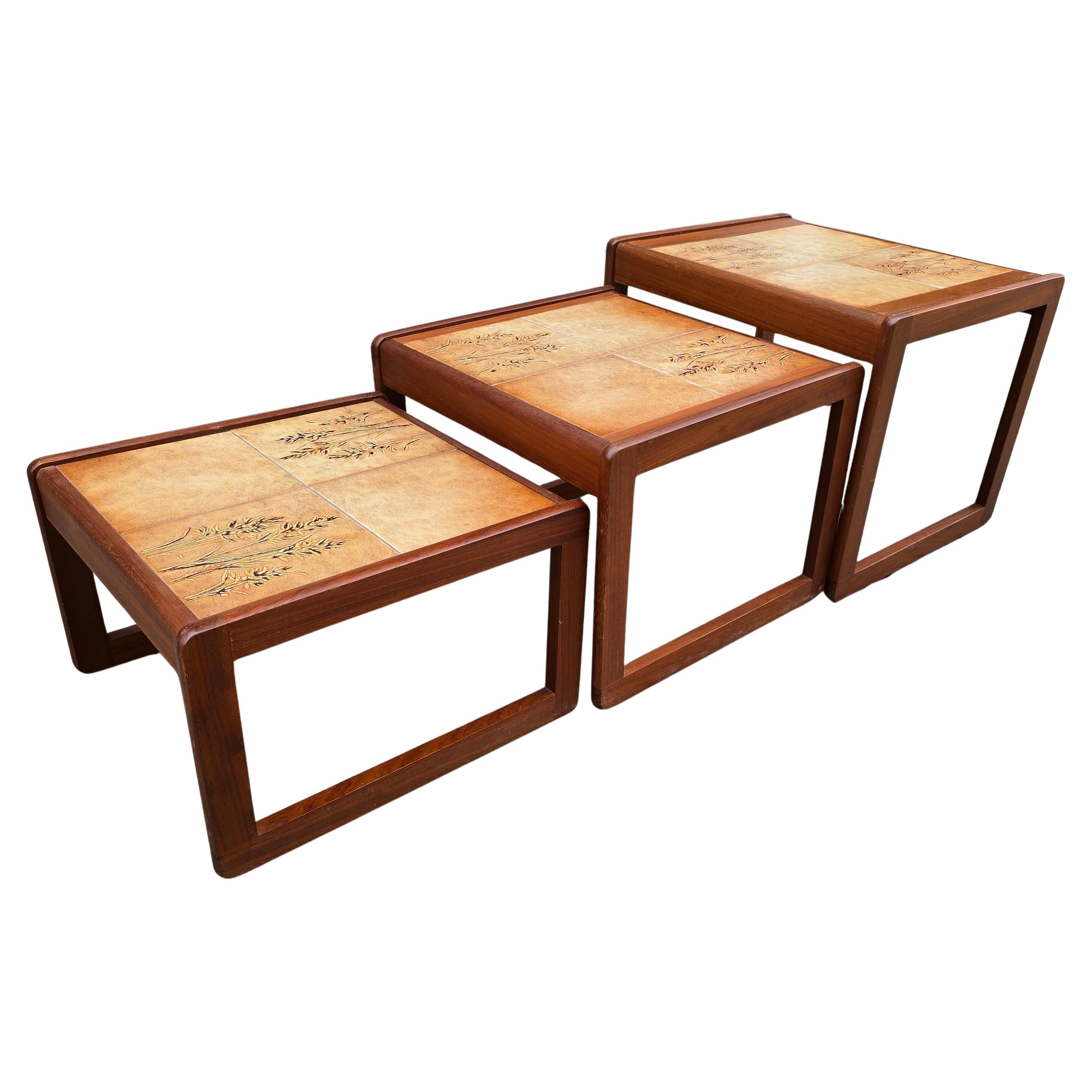 Set di 3 tavolini nidificanti francesi di metà secolo con piani in piastrelle di ceramica, anni '60 In condizioni buone in vendita a Antwerp, BE