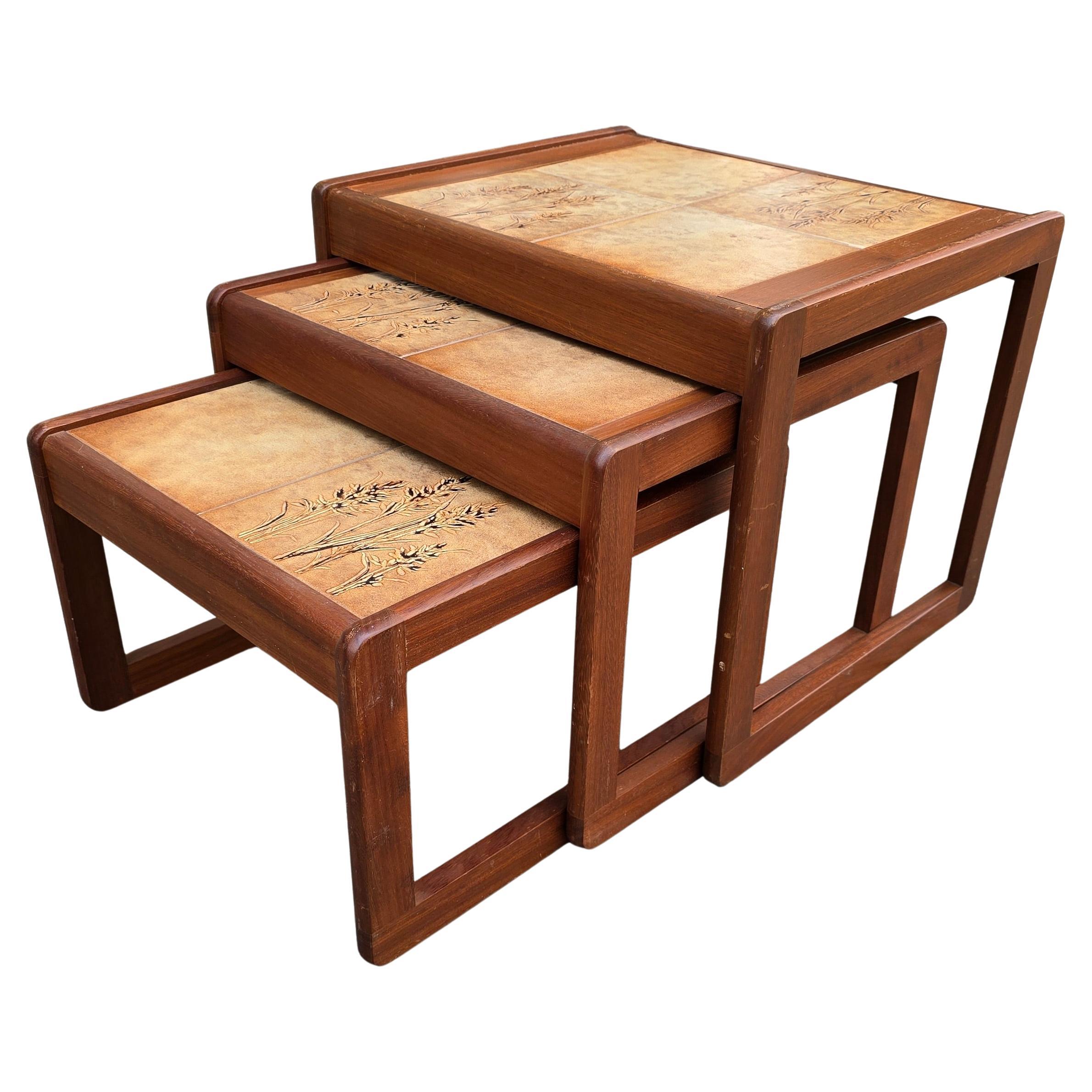 XX secolo Set di 3 tavolini nidificanti francesi di metà secolo con piani in piastrelle di ceramica, anni '60 in vendita