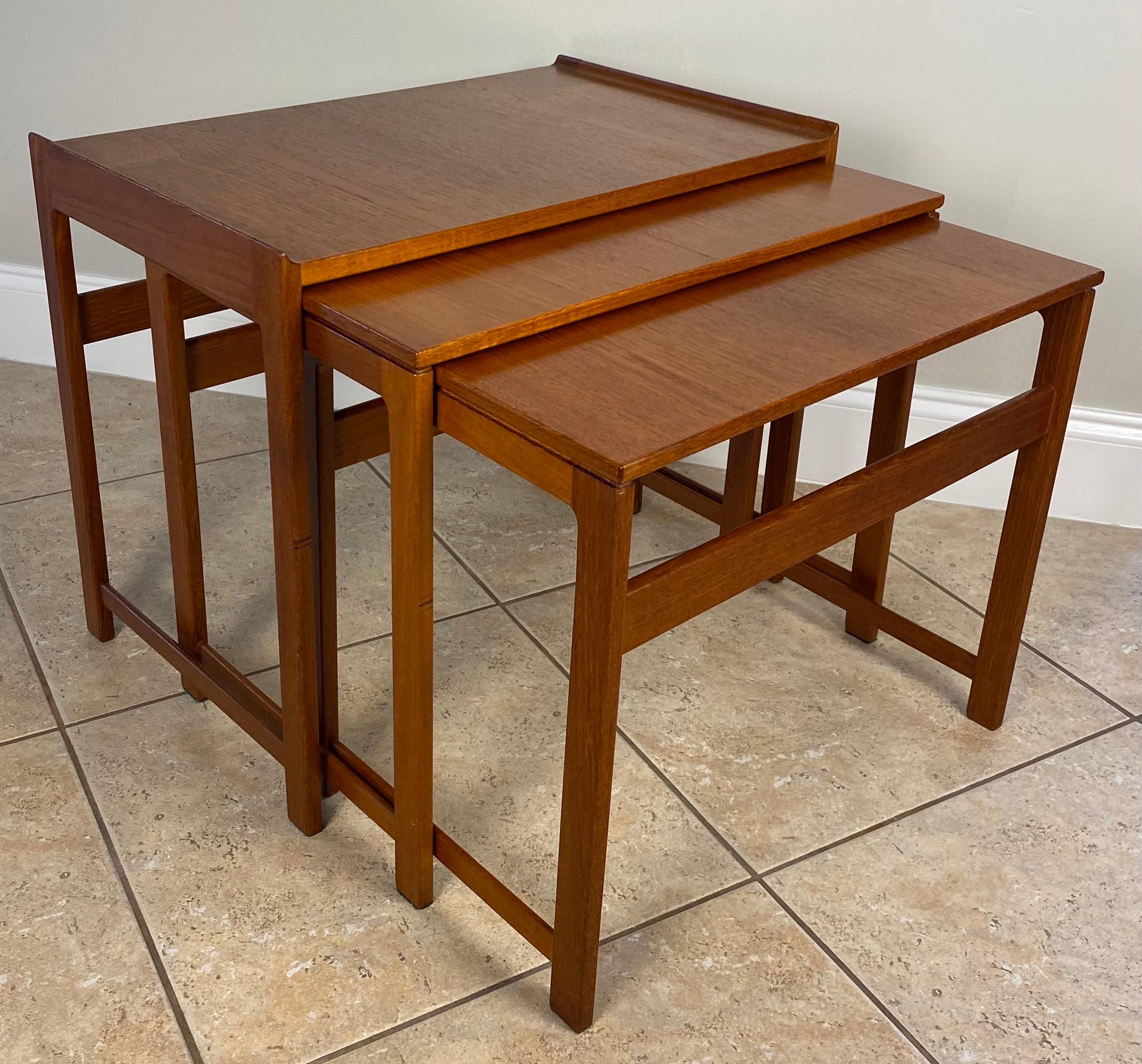 3 Mid-Century Wooden Nesting Tables or Gigogne End Tables Hans J. Wegner Style In Good Condition For Sale In Miami, FL