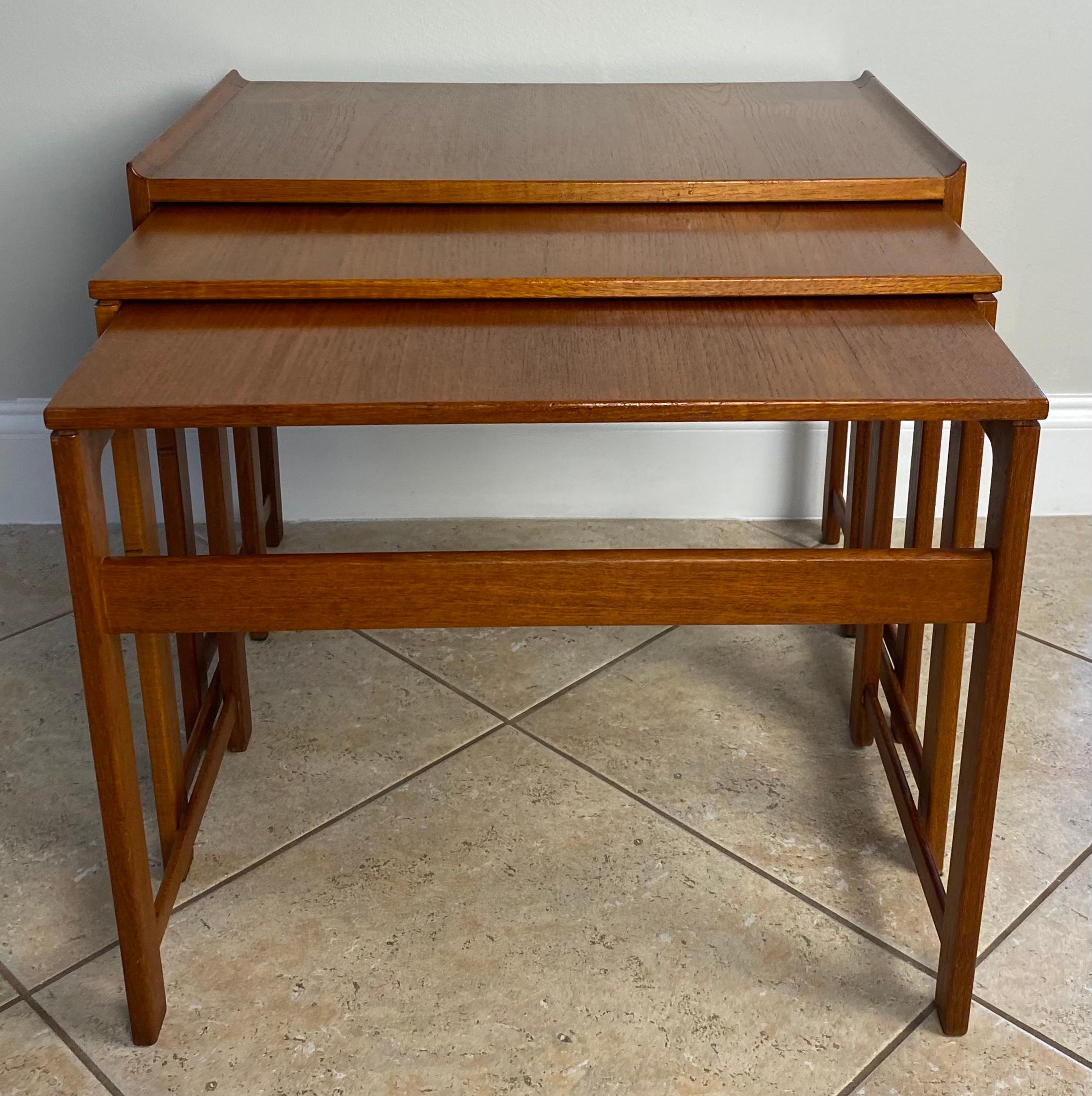 20th Century 3 Mid-Century Wooden Nesting Tables or Gigogne End Tables Hans J. Wegner Style For Sale