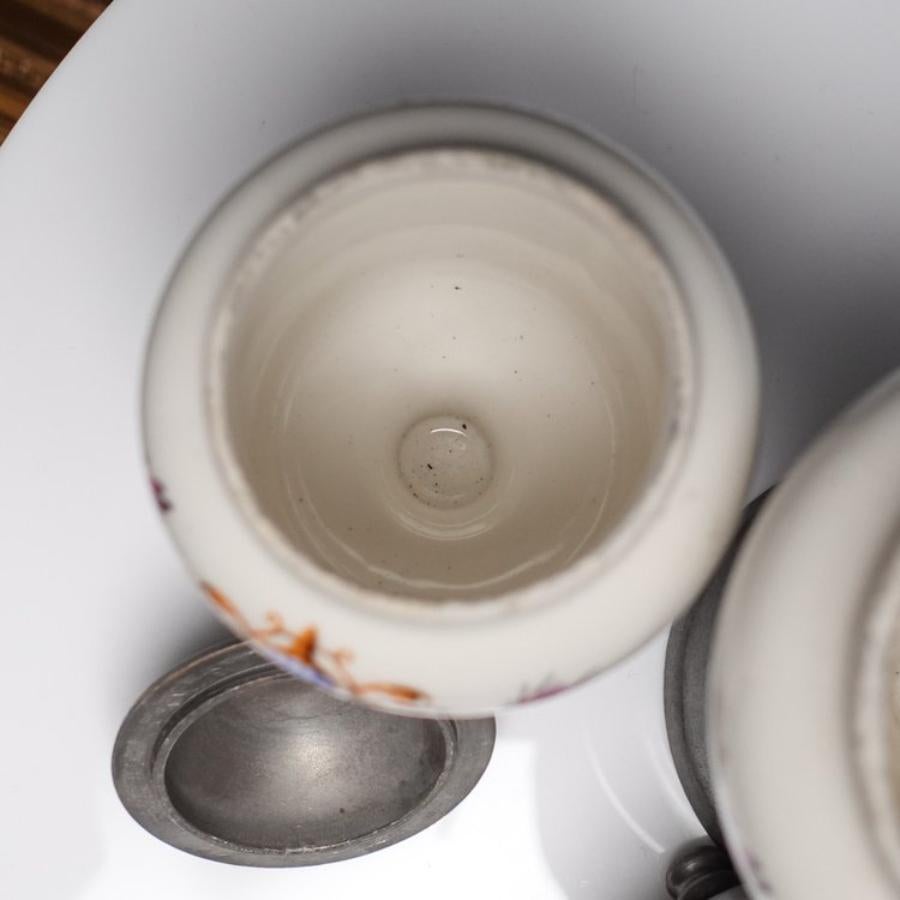 Set von 3 französischen Apothekergefäßen aus Zinn und Porzellan im Zustand „Gut“ im Angebot in Victoria, BC
