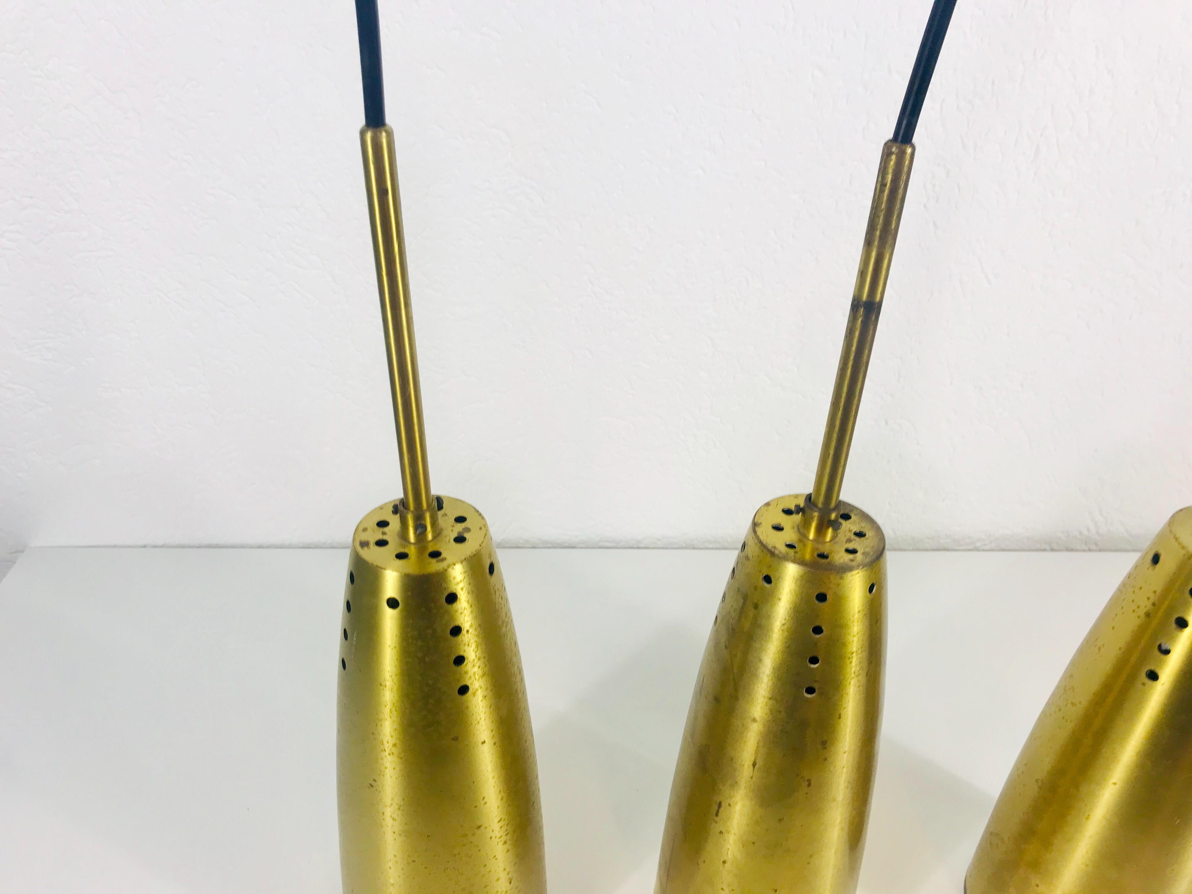 Set di 3 lampade a sospensione in ottone pieno della metà del secolo scorso, anni '50, Germania in vendita 6