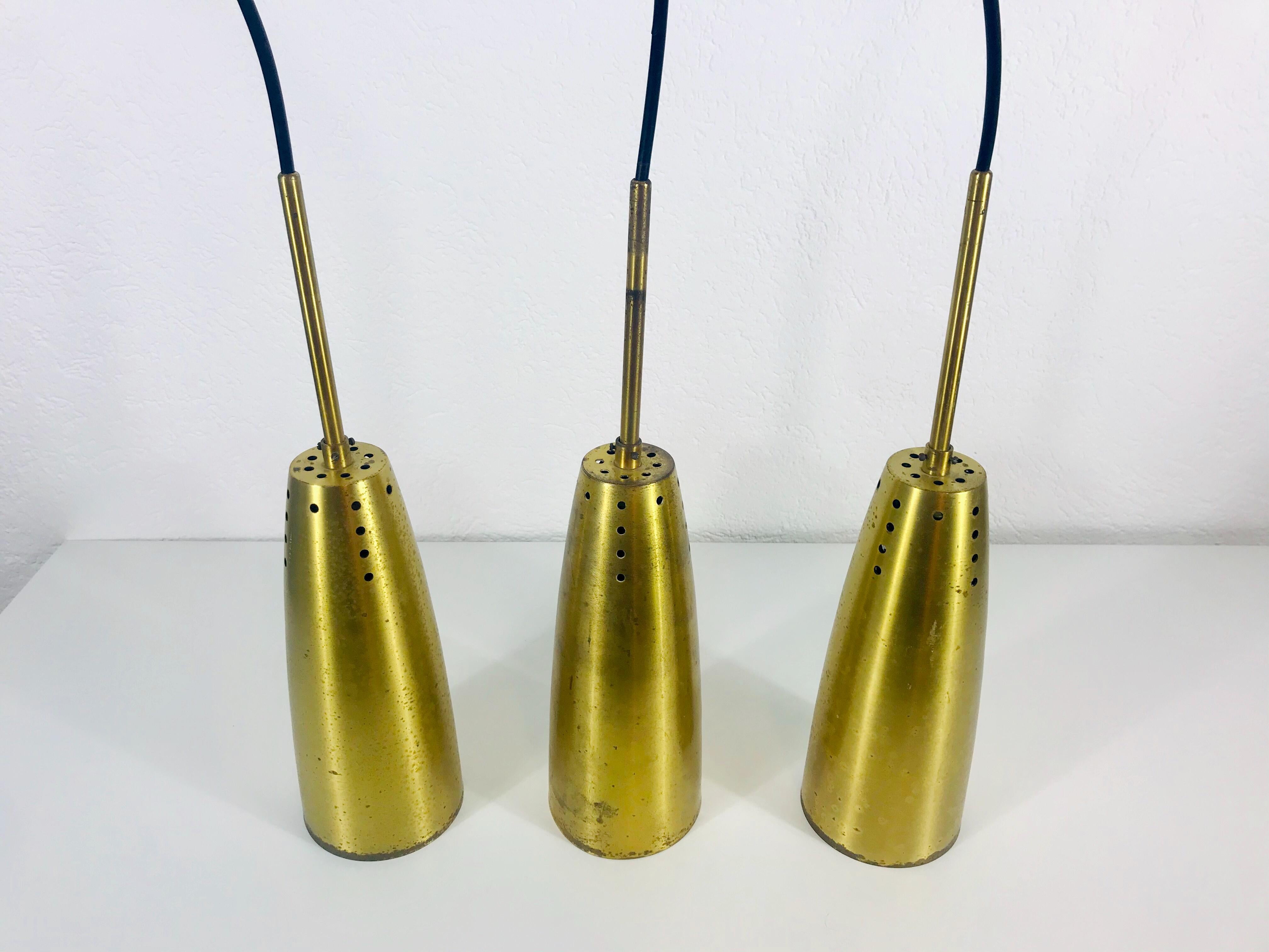 Mid-Century moderno Set di 3 lampade a sospensione in ottone pieno della metà del secolo scorso, anni '50, Germania in vendita