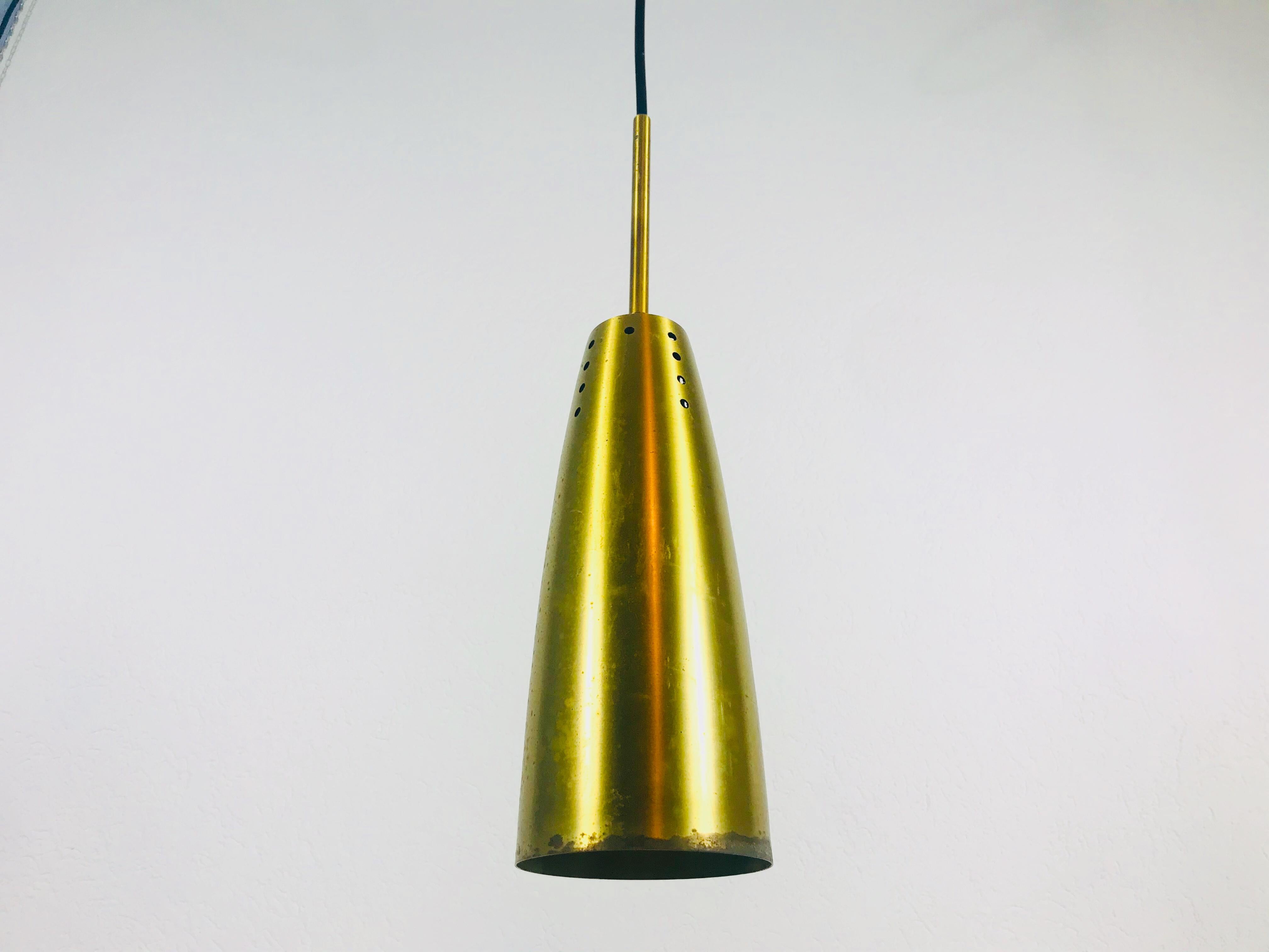 Set di 3 lampade a sospensione in ottone pieno della metà del secolo scorso, anni '50, Germania In condizioni buone in vendita a Hagenbach, DE