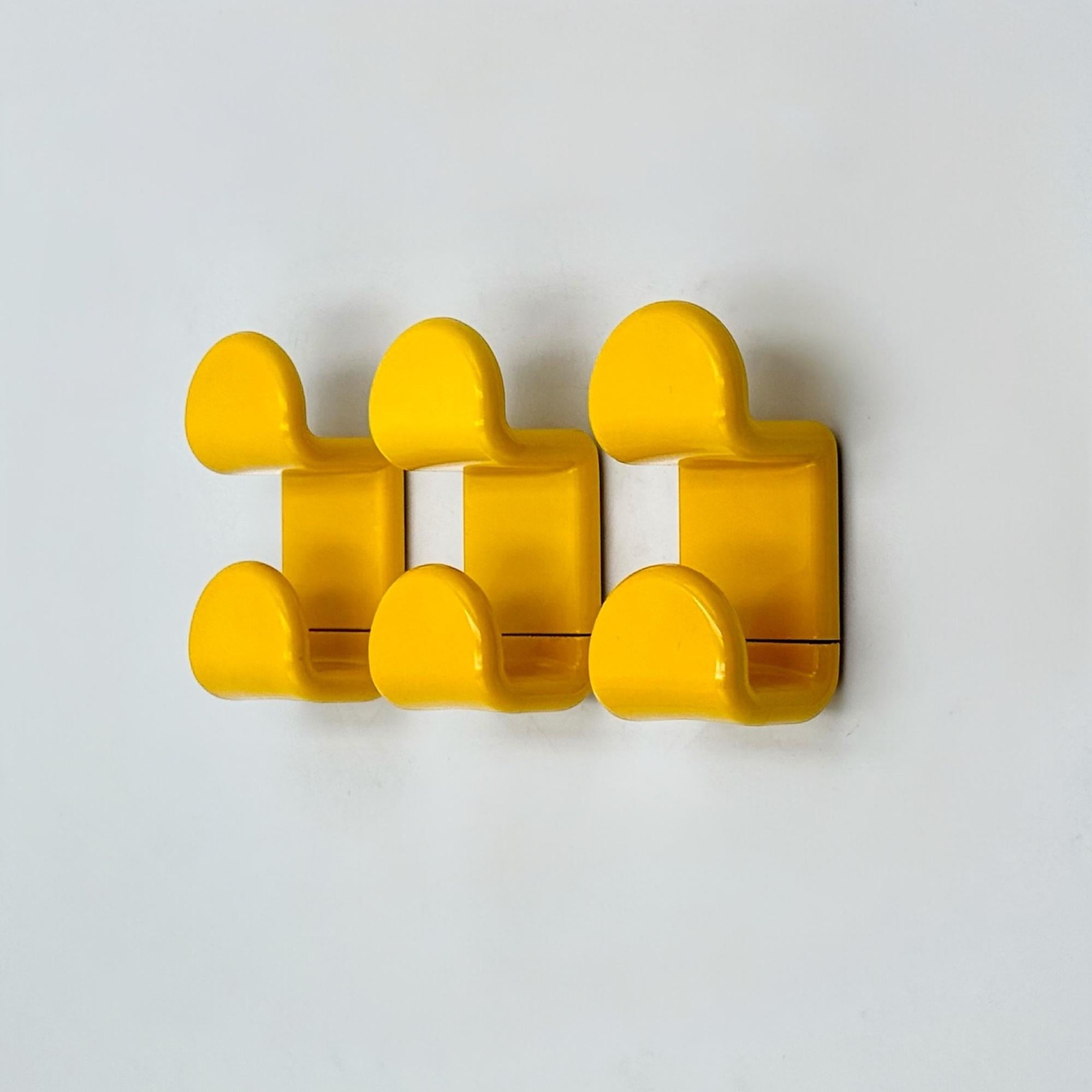 Italian Set of 3 Gedy Coat Hooks, Ambrogio Rossari, Italy, 1970s, Yellow Plastic For Sale