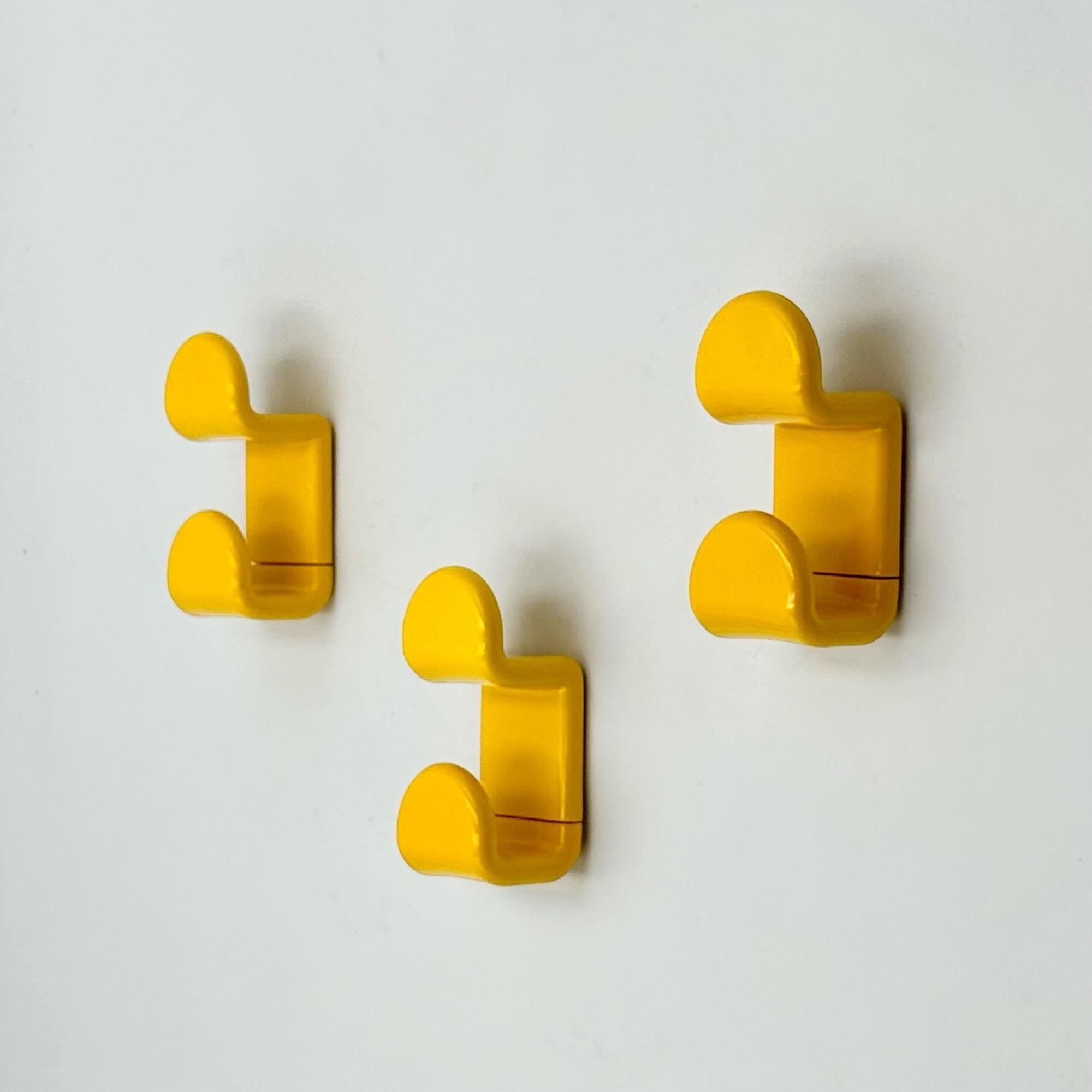 Set of 3 Gedy Coat Hooks, Ambrogio Rossari, Italy, 1970s, Yellow Plastic In Good Condition For Sale In San Benedetto Del Tronto, IT