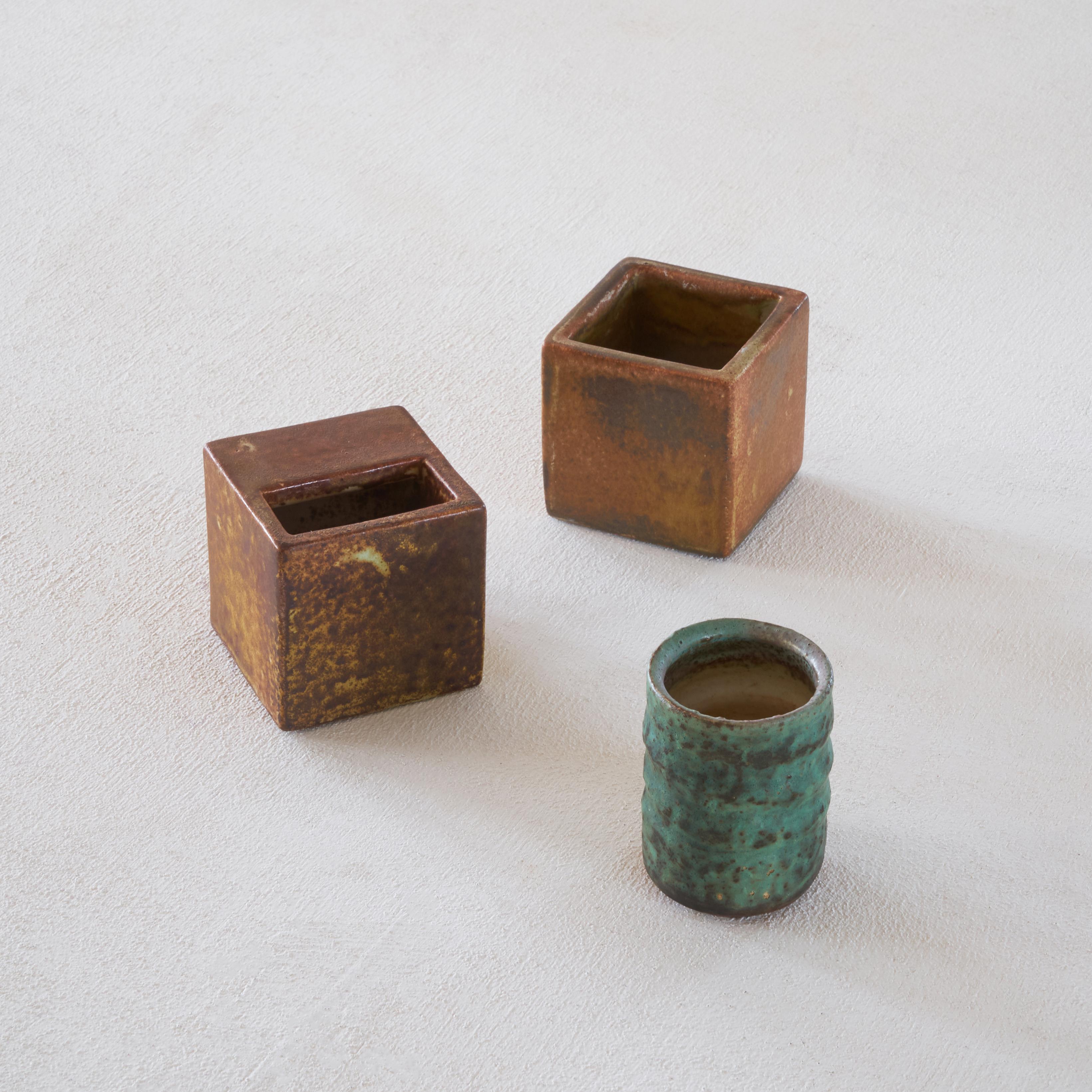 Magnifique ensemble de 3 vases en poterie géométrique hollandaise du milieu du siècle dernier par la célèbre famille Mobach. 

Ensemble de vases très décoratifs. Ensemble, ils forment un trio magnifique et géométrique. Les trois vases de formes