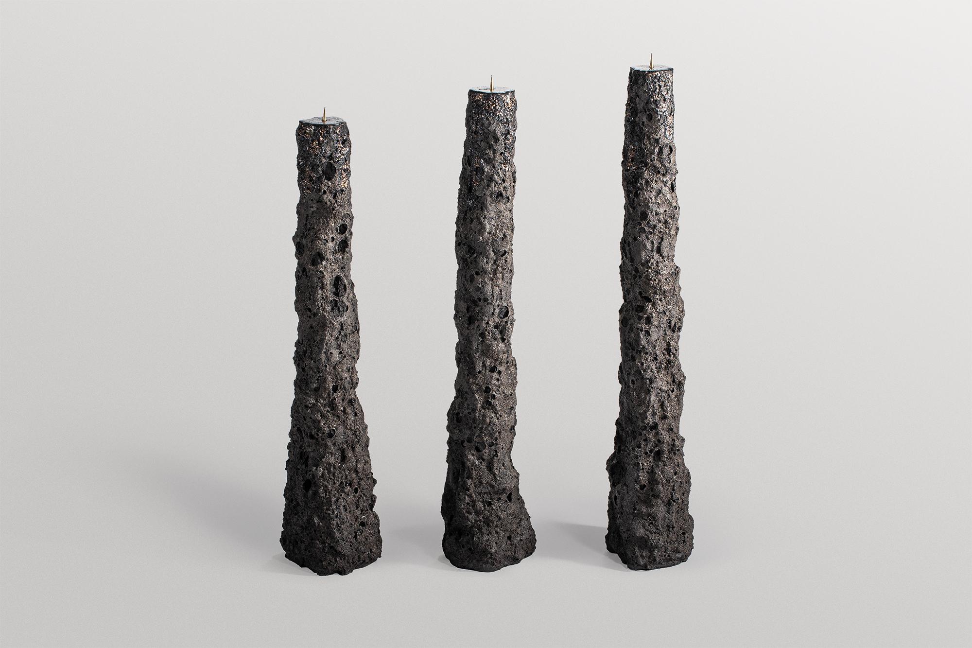Set di 3 candelabri Geoprimitive 132 di Niclas Wolf
Pezzi unici.
Dimensioni: Bigli: Ø 16 x H. 70,5 cm.
Medio: Ø 15 x H 68,5 cm.
Bigli: Ø 14 x H. 64,5 cm.
Materiali: Ceramica e ottone.

GEOPRIMITIVE_ è una serie di progetti che mettono a confronto e