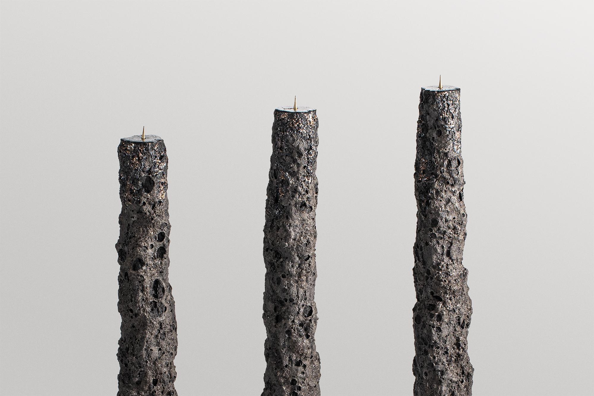 Tedesco Set di 3 candelieri contemporanei scolpiti in ceramica grigio scuro di Niclas Wolf in vendita