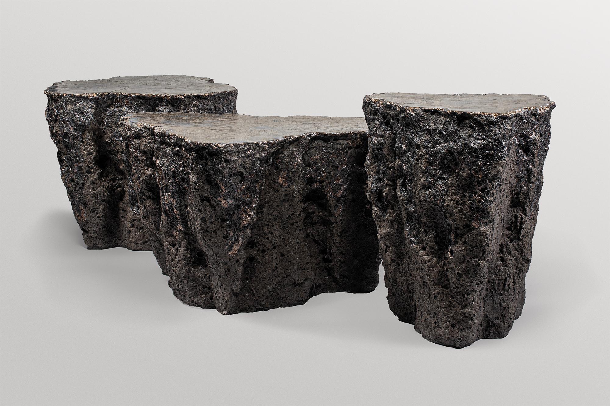 Set de 3 tables basses WOLFS 138 par Niclas Wolf
Pièces uniques.
Dimensions : l : D 55 x L 78 x H 42 cm.
ll : D 45 x L 45 x H 51,5 cm.
lll : D 56 x L 56 x H 46 cm.
Matériaux : Céramique.

GEOPRIMITIVE_ est une série de dessins qui compare et relie