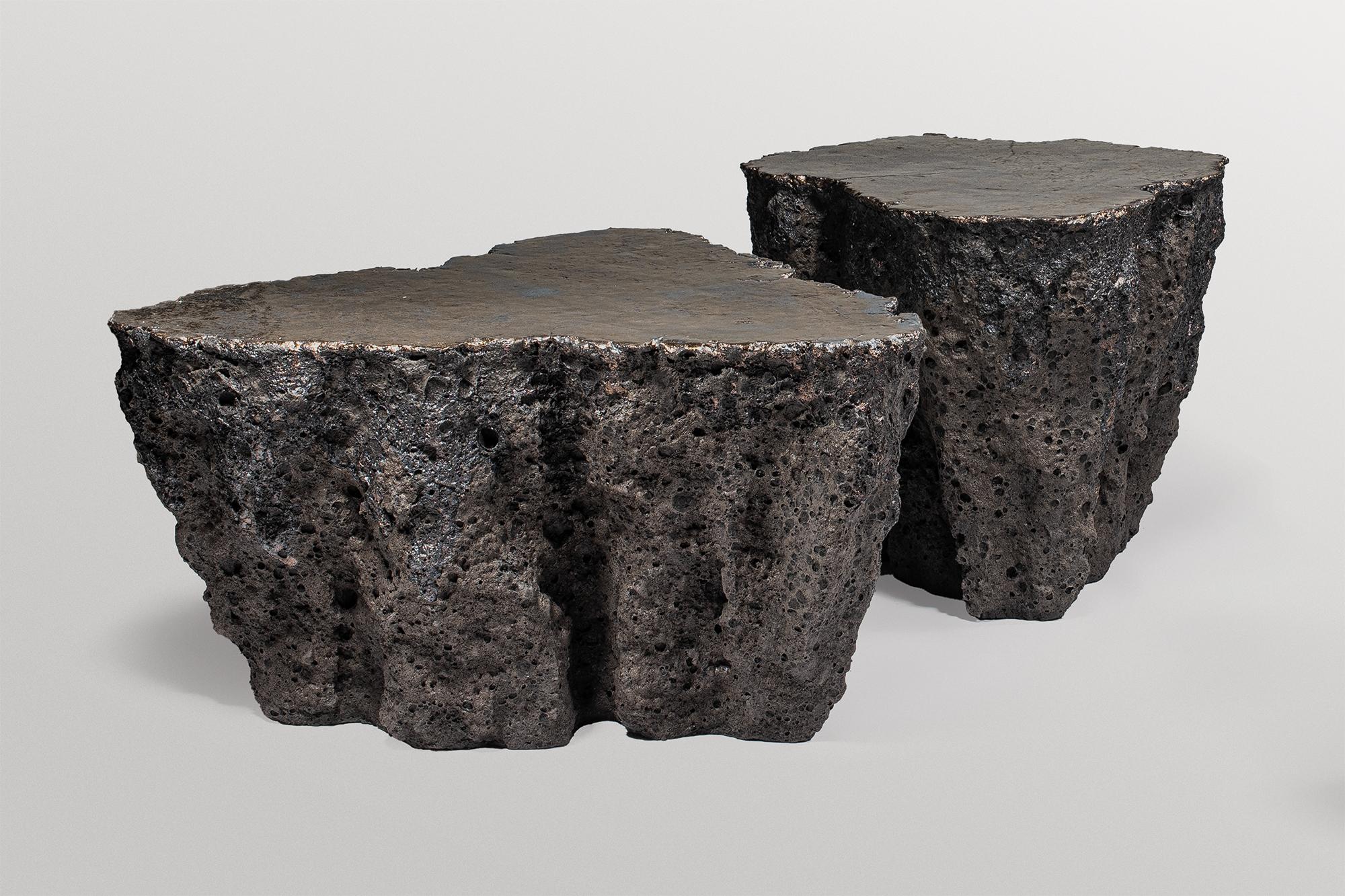 Autre Ensemble de 3 tables basses uniques en céramique gris foncé Niclas Wolf en vente