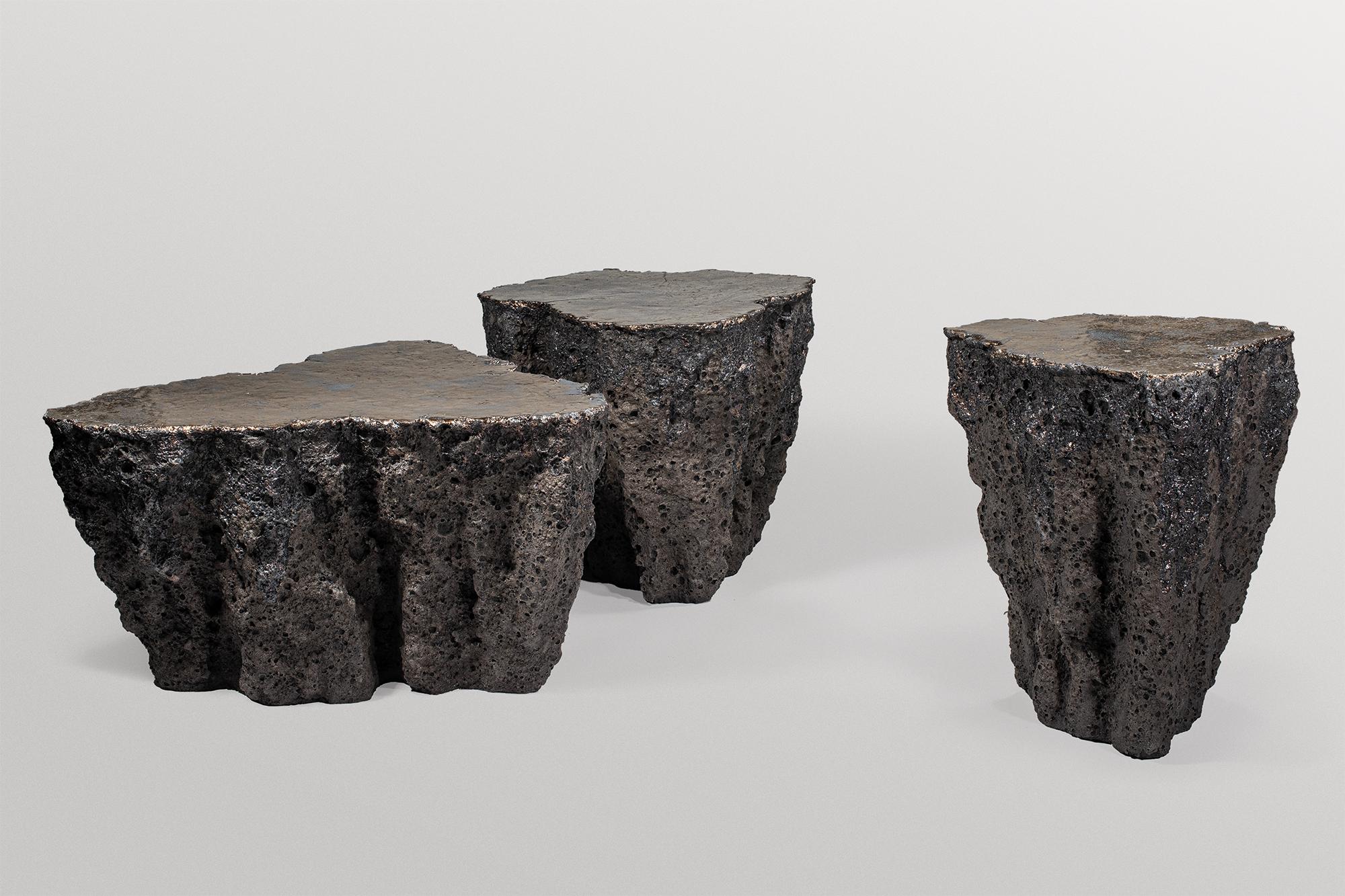 XXIe siècle et contemporain Ensemble de 3 tables basses uniques en céramique gris foncé Niclas Wolf en vente