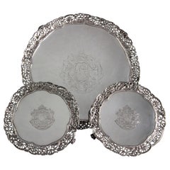 Ensemble de 3 plateaux à sauvers ou plateaux en argent George III, Londres 1762 par Richard Rugg