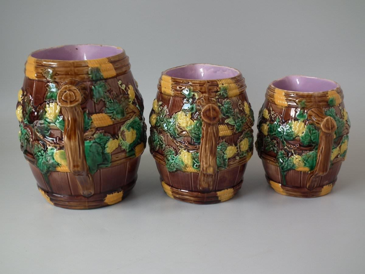 Set of 3 George Jones Majolica Barrel and Hops Pitchers In Good Condition In Chelmsford, Essex