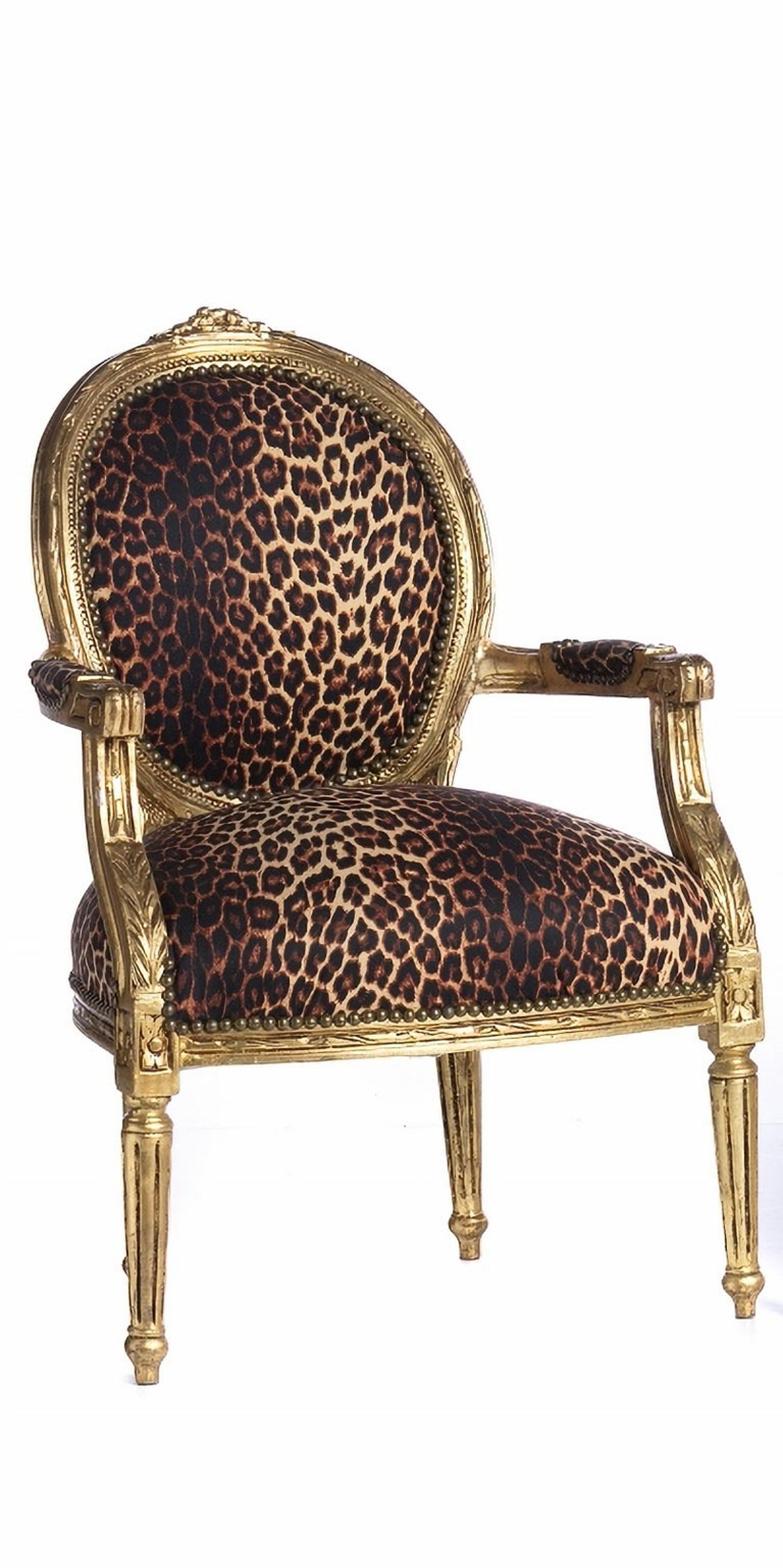 20th century 3 armchair set
Germans
in carved and gilded wood, decorated with plant motifs. 
Seats and back upholstered with studs. 
Signs of use. 
DIM.: 97 x 64 x 50 cm.