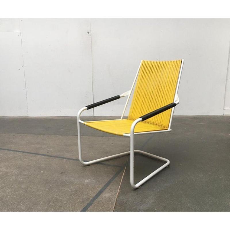 Raras sillas de jardín voladizas del conocido fabricante Mauser.

El diseño minimalista y muy sencillo se rompe con la cubierta de plástico de colores. El robusto bastidor de acero está revestido de blanco y ejecutado en voladizo. Los reposabrazos