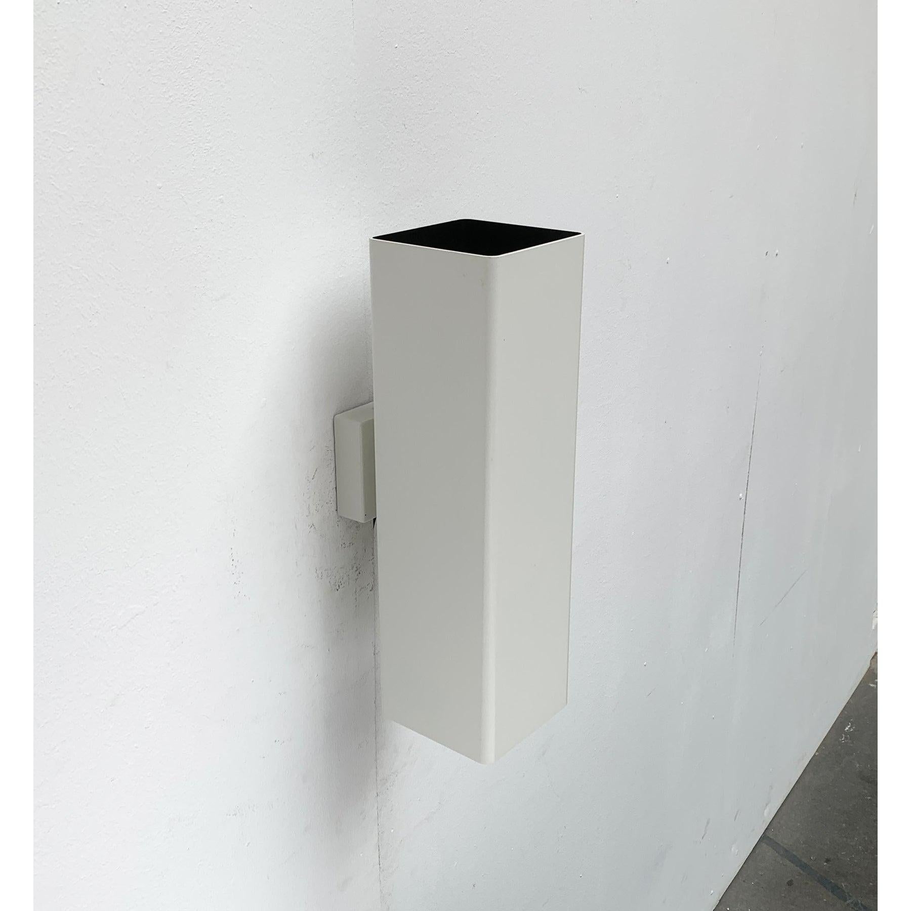 Apliques sencillos de la era espacial del conocido fabricante erco.

Un diseño elegante y fáctico. El cuerpo cúbico de la luminaria es blanco y está abierto por ambos lados. La luz se produce hacia arriba y hacia abajo. El interior es negro, por lo