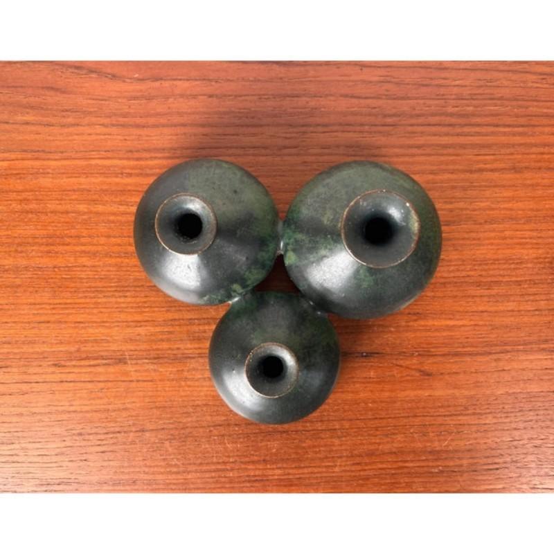 Mid-Century Modern German Studio Pottery Triple Vase von Cornelia Griess, Hamburg, 1960er Jahre, in sehr gutem Zustand. Entworfen 1960 bis 1969 Dieses Stück hat eine Zuordnungsmarke,
Offizielle Echtheitsnachweise wie Vintage-Kataloge,
