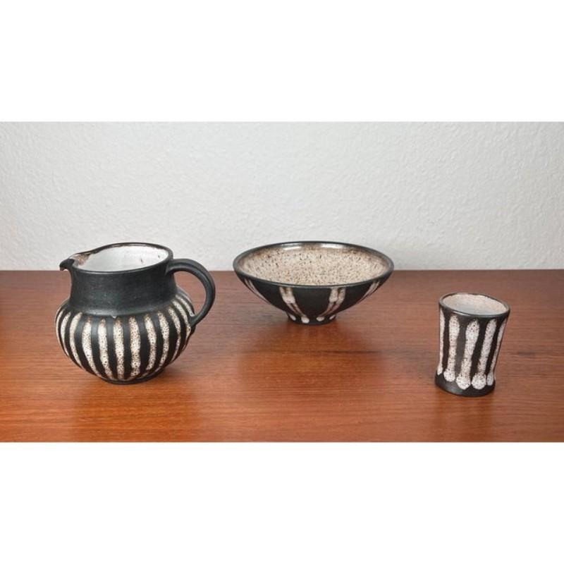 Cuenco con jarra y taza pequeña de Studio Pottery alemán moderno de mediados de siglo de Monika Maetzel, años 60, juego de 3, en muy buen estado. Diseñado de 1960 a 1969 Esta pieza tiene una marca de atribución,
Existen pruebas oficiales de