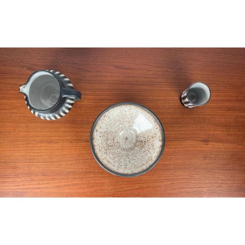 Juego de 3 cuencos, jarras y tazas pequeñas de Studio Pottery alemán de Monika Maetzel, años 60 Moderno de mediados de siglo en venta