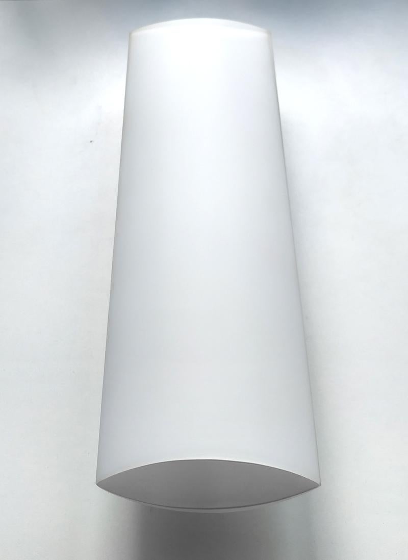 Satz von 3 deutschen Vintage skulpturalen minimalistischen weißen Glas Wandleuchten Sconces (Moderne der Mitte des Jahrhunderts) im Angebot