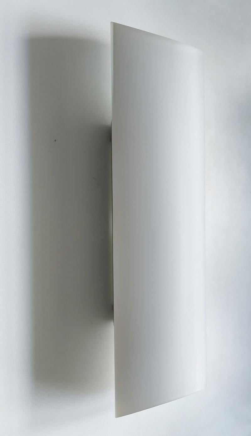 Satz von 3 deutschen Vintage skulpturalen minimalistischen weißen Glas Wandleuchten Sconces (Deutsch) im Angebot
