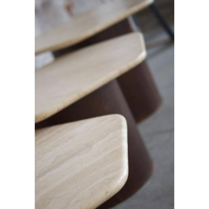 Set di 3 tavolini nidificanti in travertino, anni '60
 
 Design vintage
 Aggiungi un tocco di classe vintage al tuo salotto con questi tavolini in travertino e crea uno spazio accogliente ed elegante per i tuoi momenti di relax e convivialità. In