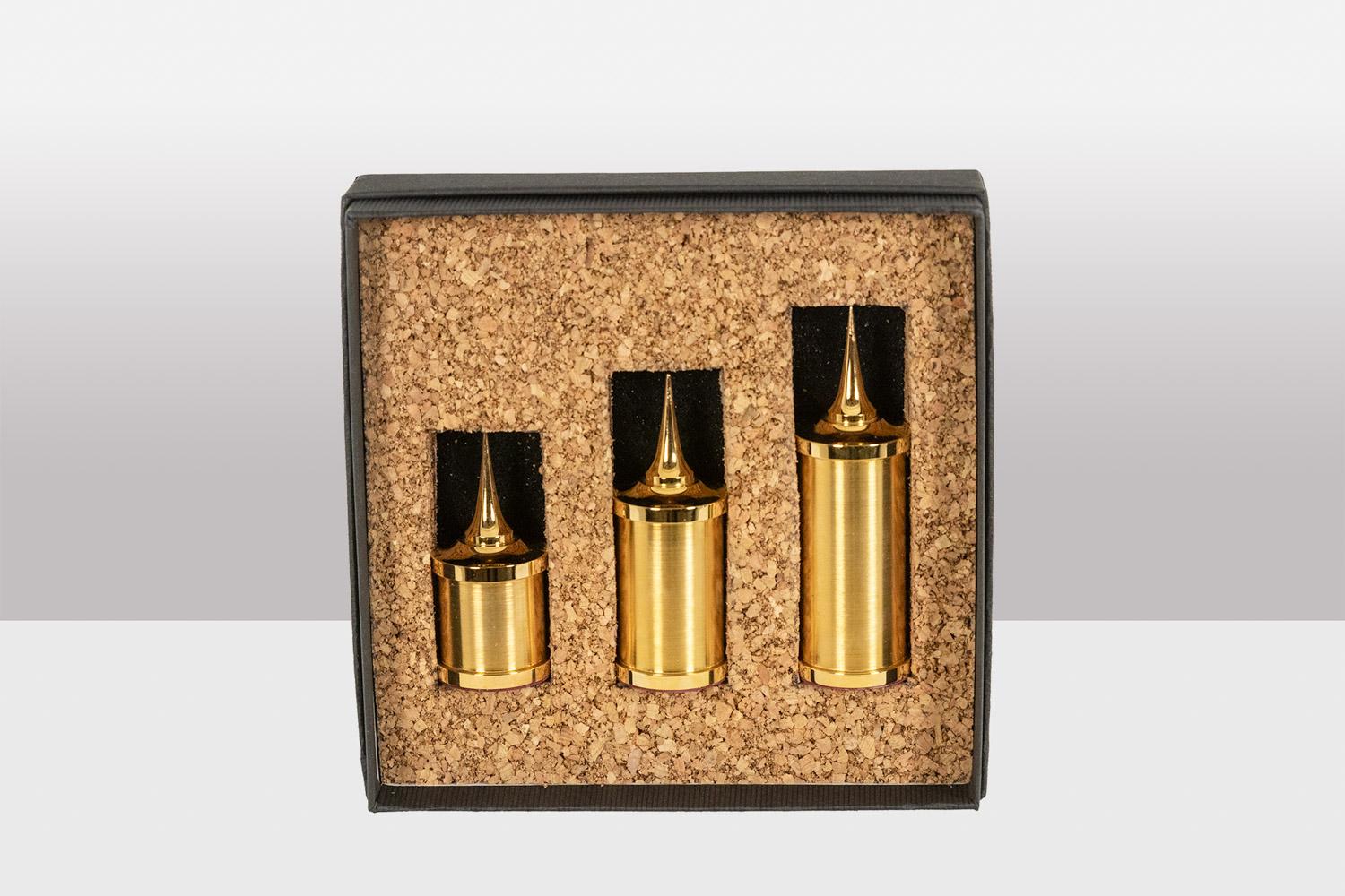 Set of 3 gilded brass candlesticks, with their round base, in their cork case.

Contemporary work of French craftsman.

Dimensions:

Large: H 9 x D 3 cm
Medium: H 7.5 x D 3 cm
Small: H 6 x D 3 cm

Reference: LS5956215B

We have two sets, the price