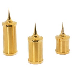 Juego de 3 candelabros de latón dorado. Trabajo artesanal.
