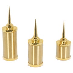 Juego de 3 candelabros de latón dorado. Trabajo artesanal.