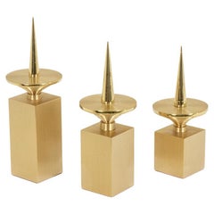 Set di 3 candelieri in ottone dorato. Lavori contemporanei.