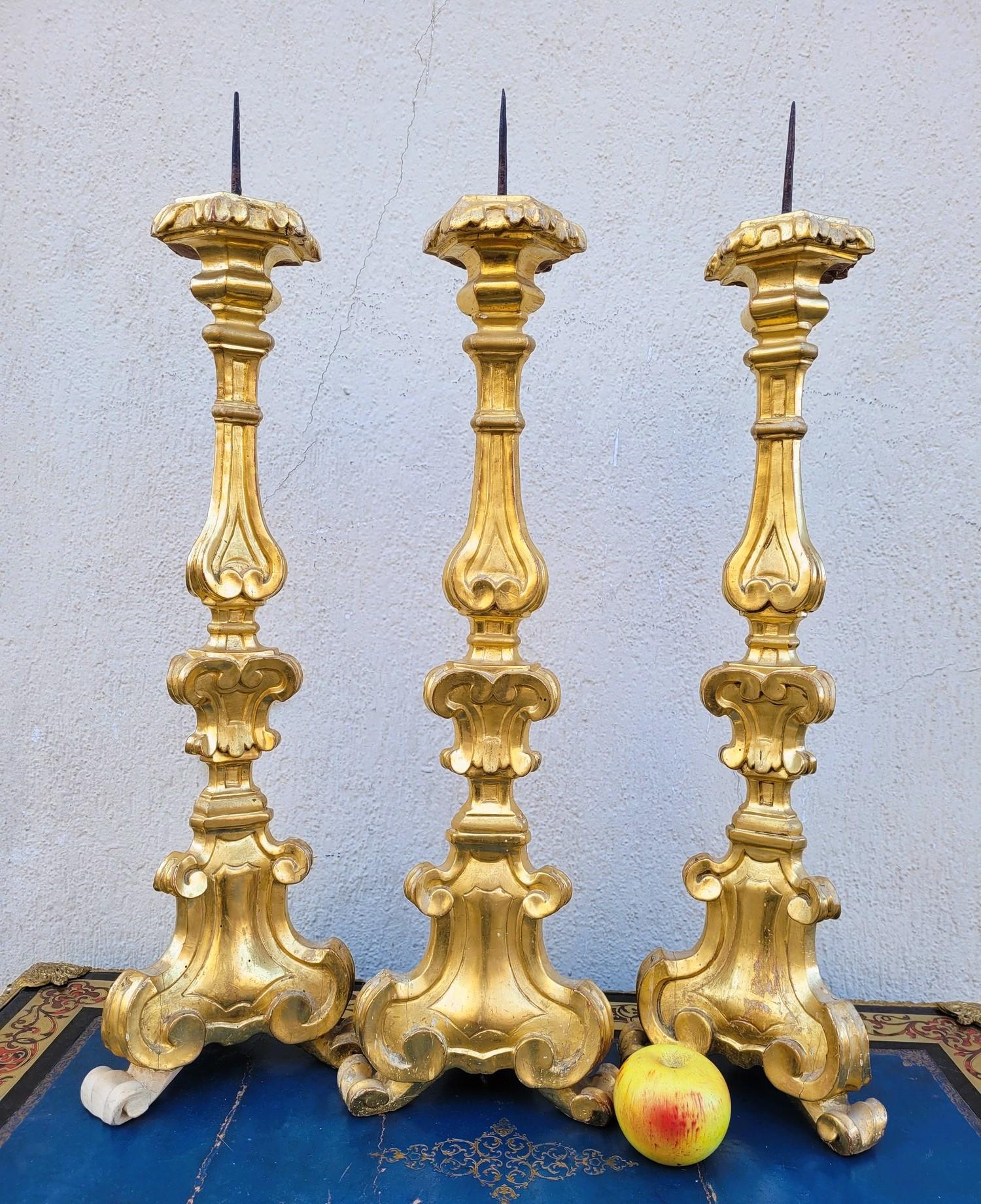 Ensemble de 3 chandeliers en bois doré : ces chandeliers ne sont dorés que sur le devant, car ils étaient présentés de face et le dos n'était pas censé être vu. 
Avec  pointe de fer, pour maintenir la bougie

Ces chandeliers ont été fabriqués en