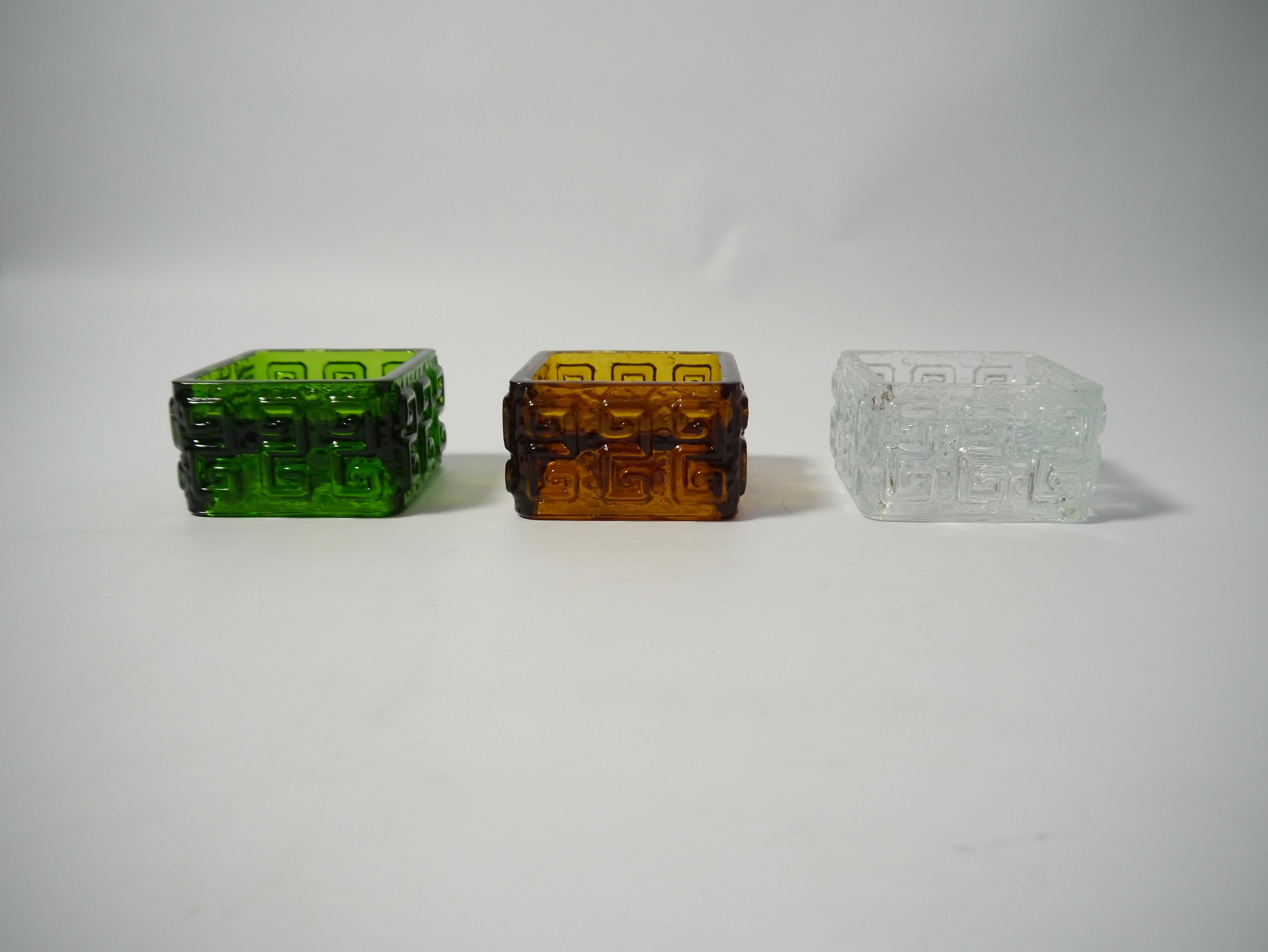 Set di 3 portacandele in vetro, uno in cristallo trasparente, uno color fumo e uno verde bottiglia. Realizzato da Lindshammar Glasbruk, Svezia anni '50. 