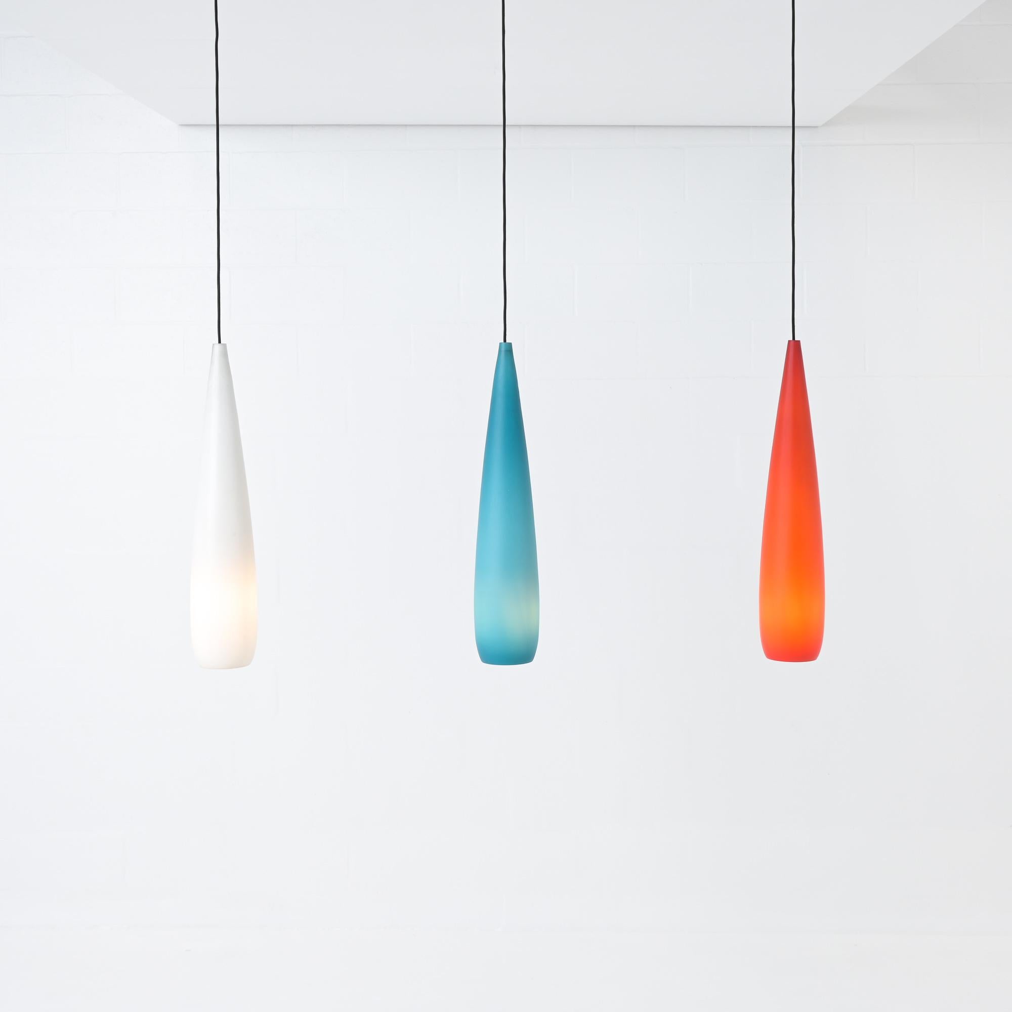 Satz von 3 Glas-Pendelleuchten Kastrup Holmegaard
Diese Glasanhänger wurden von Jacob Eiler Bang (1899 - 1965) entworfen, einem der wichtigsten und produktivsten Glasdesigner Dänemarks.

Sie wurden in den 1960er Jahren von Kastrup Holmegaard