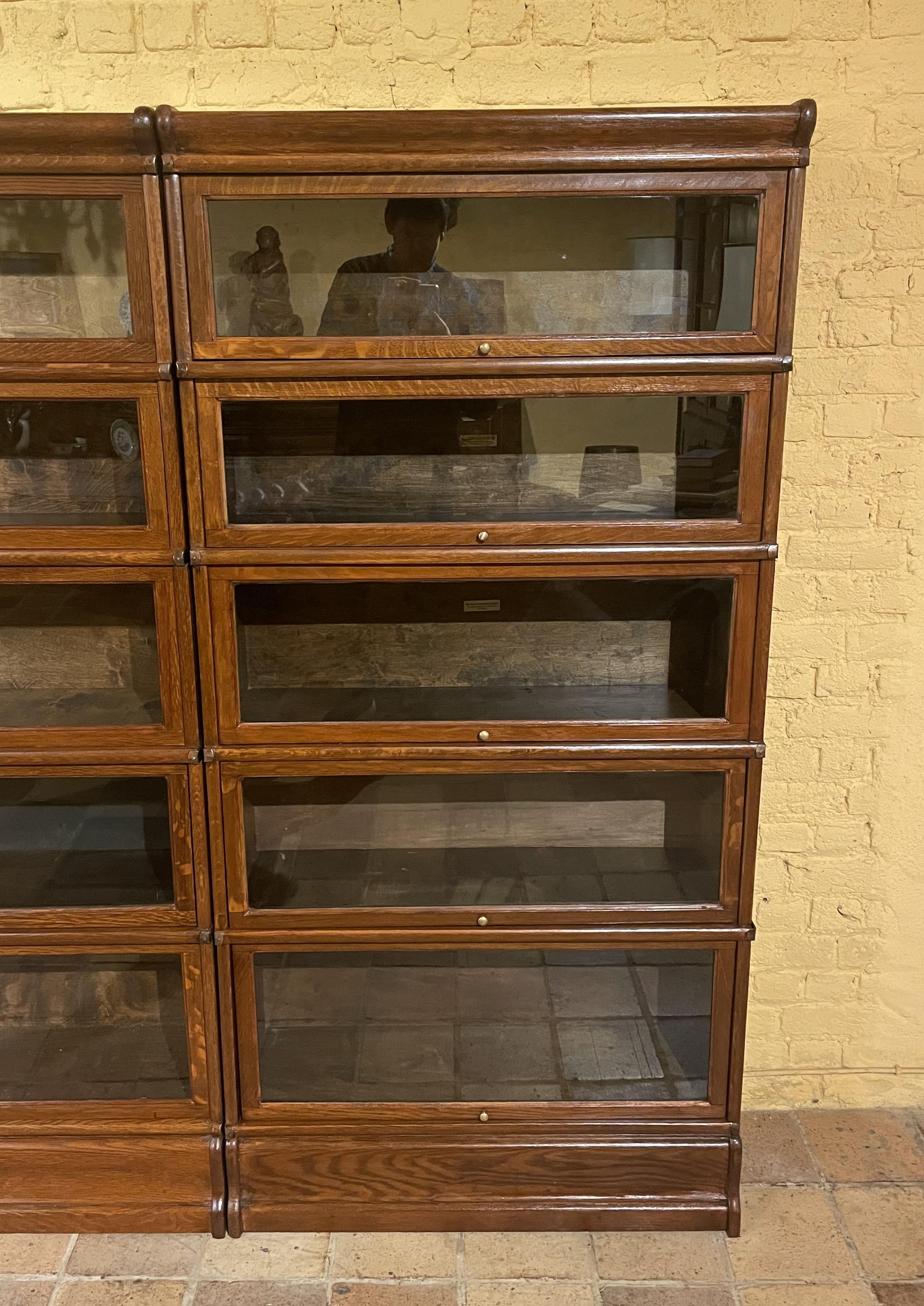 Eccezionale set di tre librerie in rovere Globe Wernicke London della fine del XIX/inizio del XX secolo, provenienti dall'Inghilterra.

Can può essere separata per formare una coppia o un'unità singola.
Le librerie sono realizzate in Oak e sono