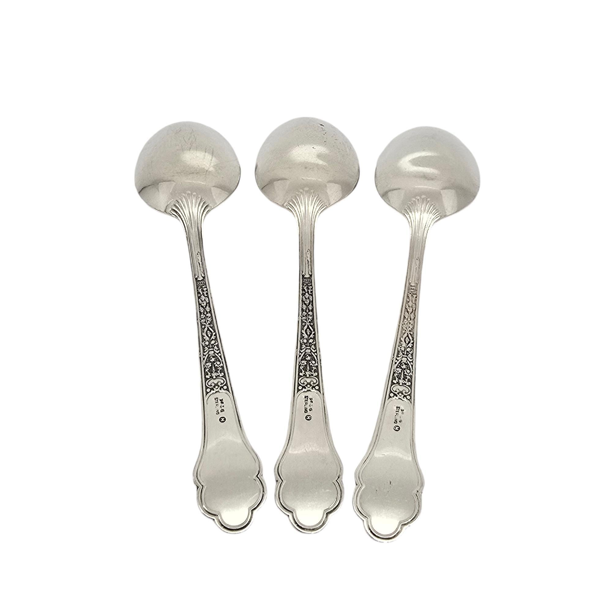 Set di 3 cucchiaini antichi in argento sterling di Gorham nel modello Medici Old.

Nessun monogramma

Medici Old di Gorham è un motivo a più motivi disegnato nel 1880. Chiamato così per l'epoca di Lorenzo de Medici, il disegno raffigura scene di