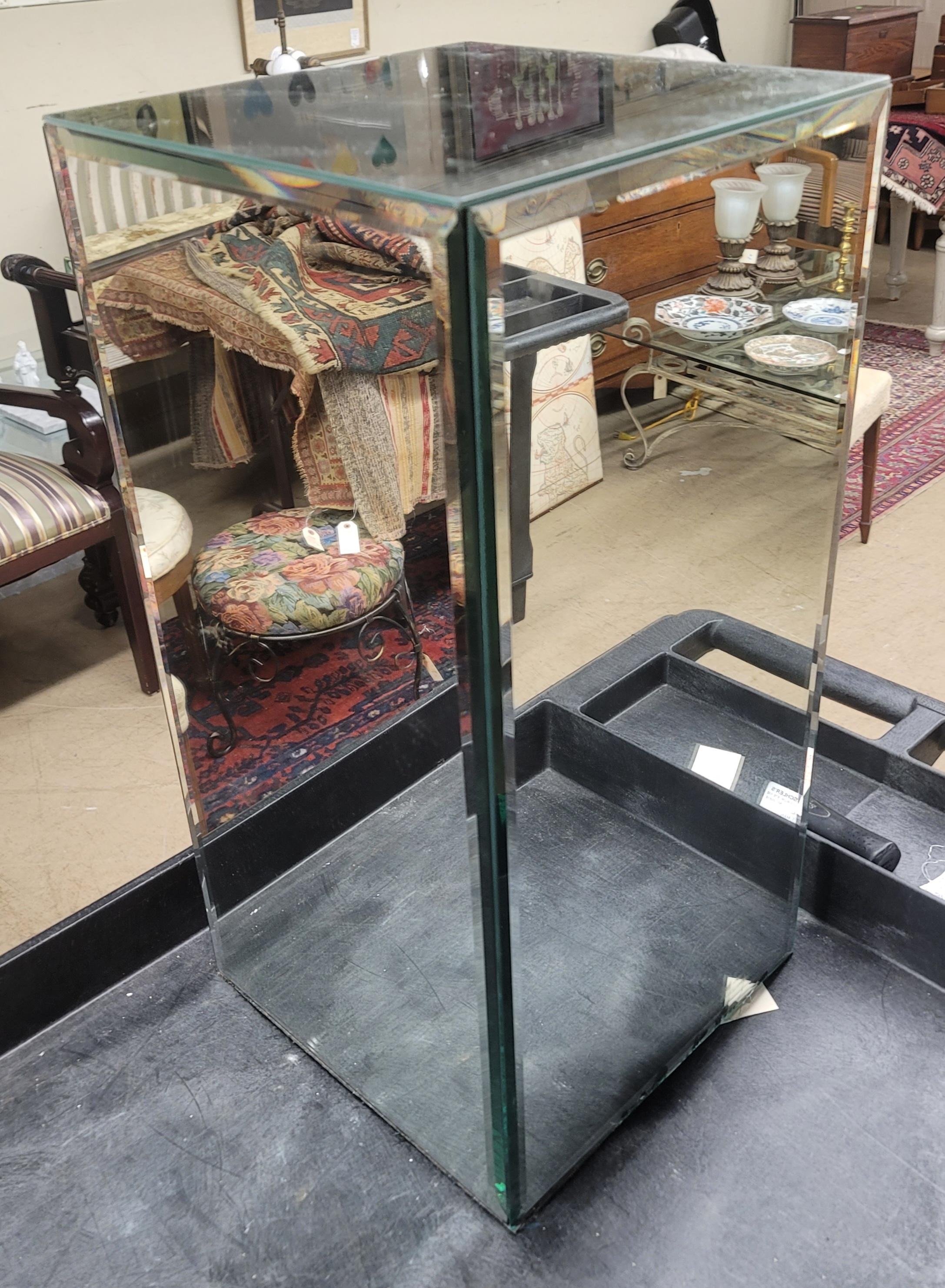 Set of 3 Graduated Modernist Beveled Glass Mirrored Pedestals In Good Condition For Sale In Germantown, MD
