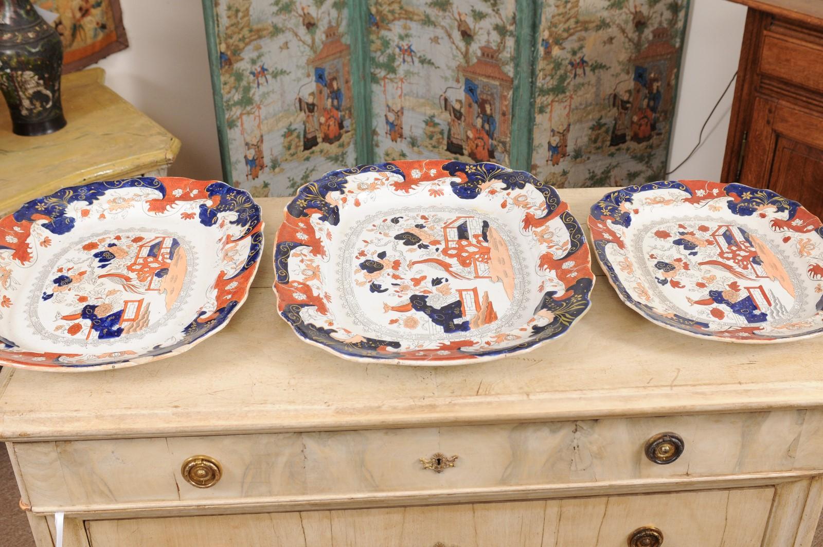 Set of 3 Graduating Ironstone Platters in the Imari Palette, England ca. 1880 For Sale 7