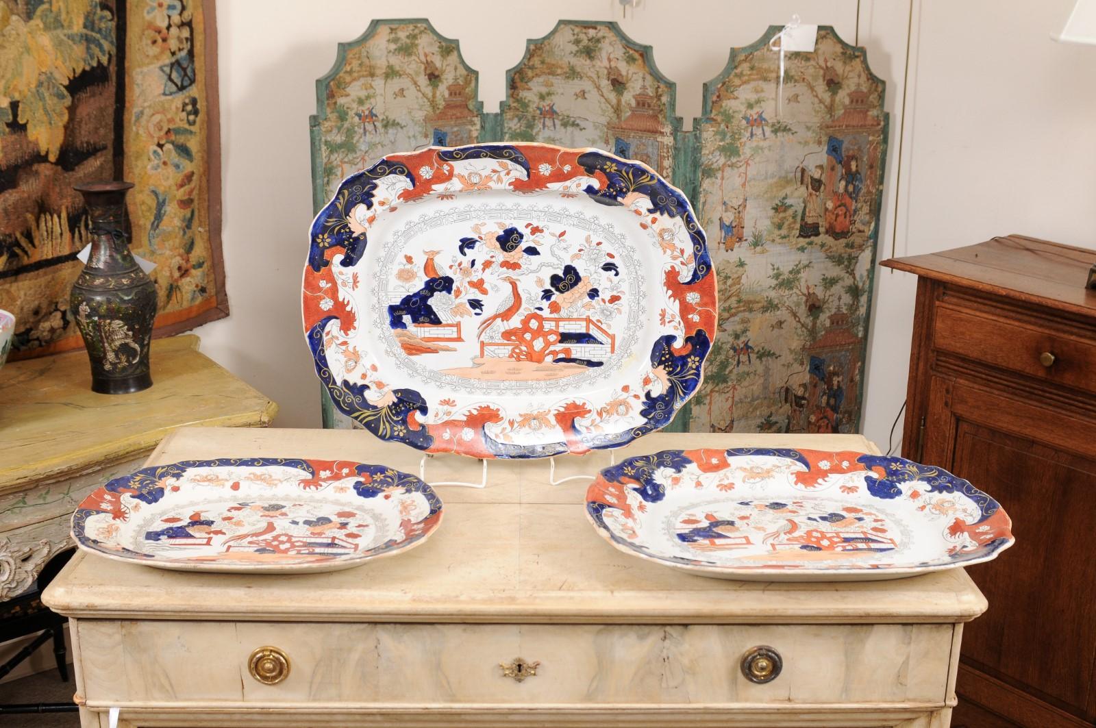 English Set of 3 Graduating Ironstone Platters in the Imari Palette, England ca. 1880 For Sale