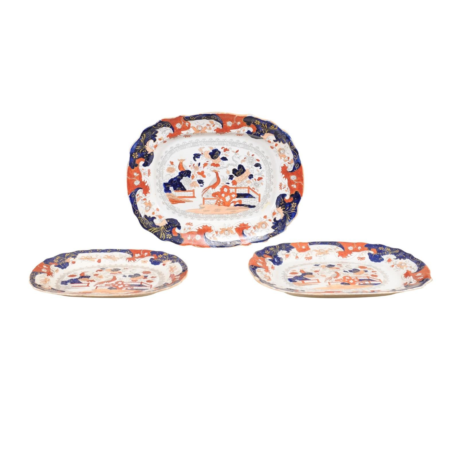 Set of 3 Graduating Ironstone Platters in the Imari Palette, England ca. 1880 For Sale