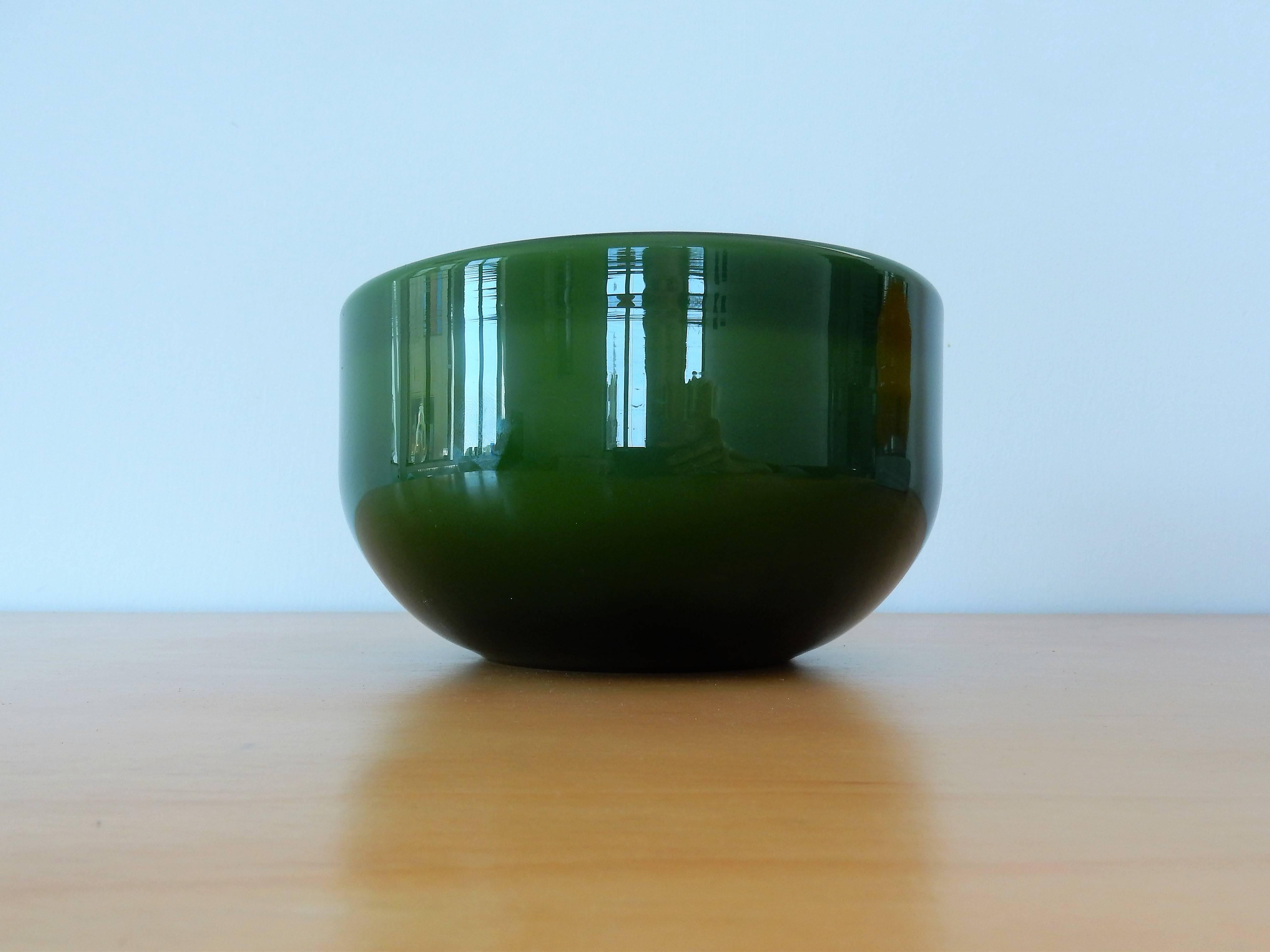 Fin du 20e siècle Ensemble de trois bols en verre vert « Palet » de Holmegaard par Michael Bang, Danemark en vente