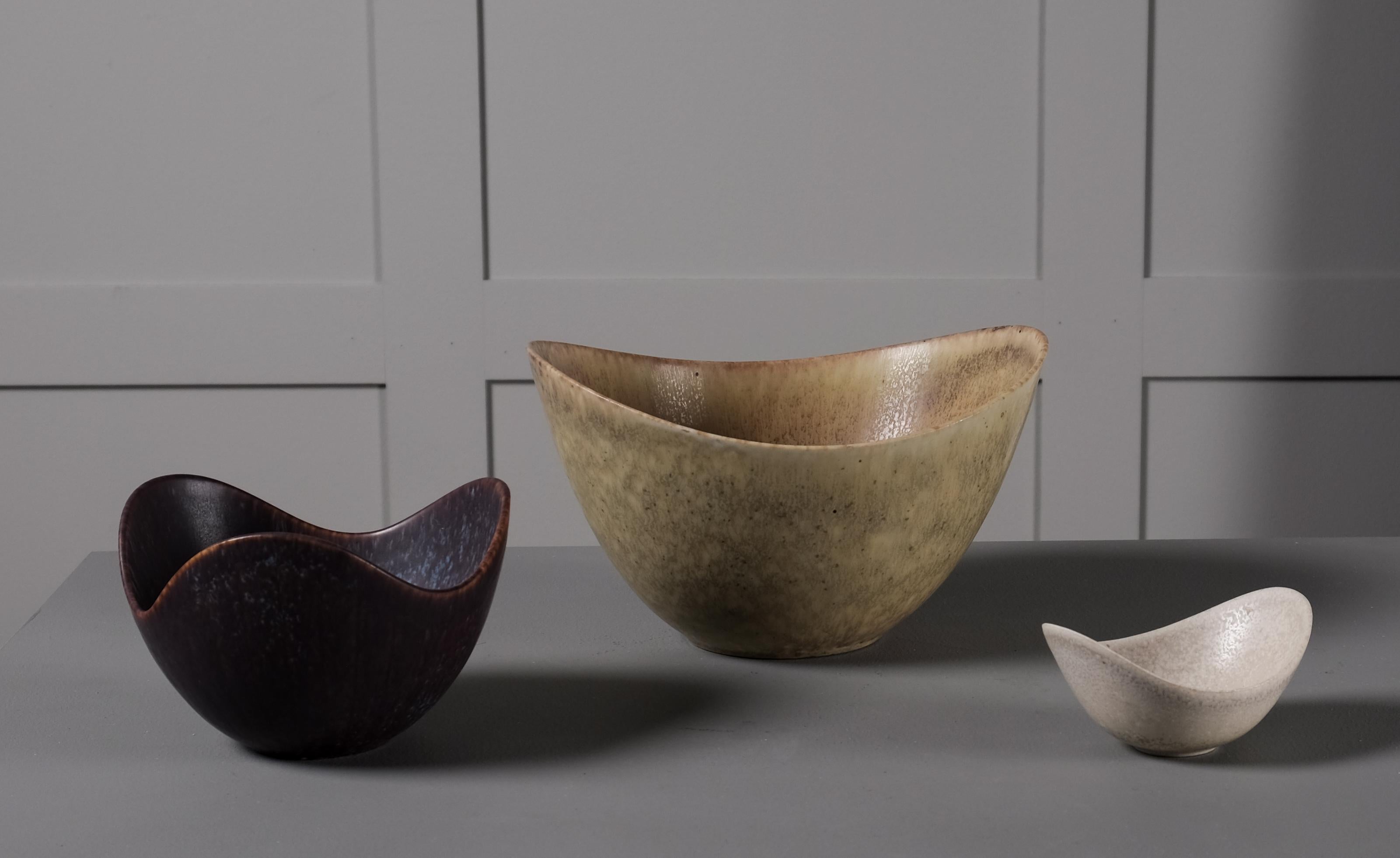 Set of 3 ceramic stoneware bowls model AXK, ASH and ARO designed by Gunnar Nylund. Produced by Rörstrand, Sweden, 1950s. 
Very good condition. 

AXK
H: 12 cm 
W: 21 cm

ASH:
H: 9 cm
W: 14 cm

ARO:
H: 5 cm
W: 10 cm.

