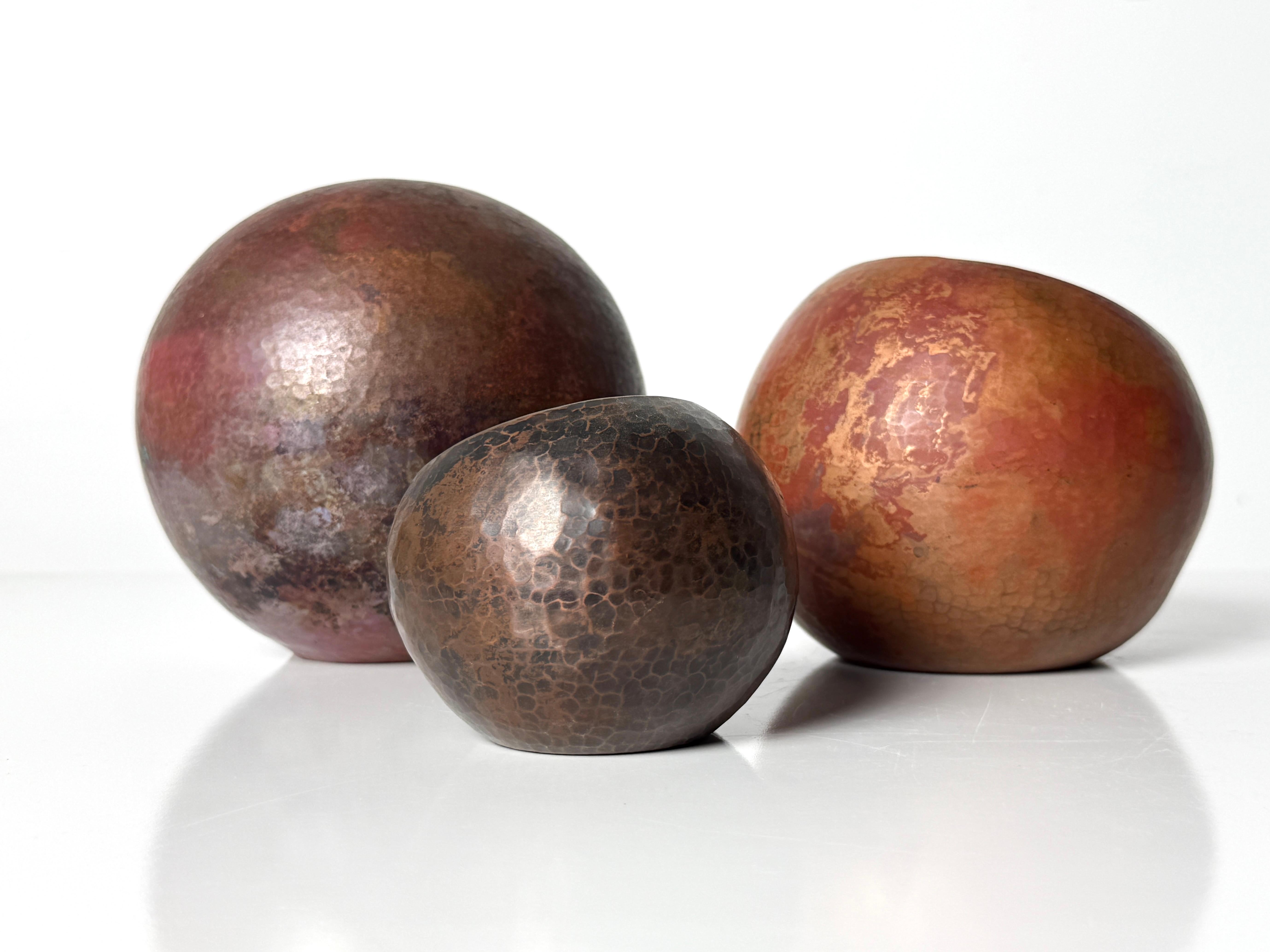 Set of 3 Mid Century Mexican Modernist Hammered Copper Orb Vessels Bowls 1960s For Sale 5