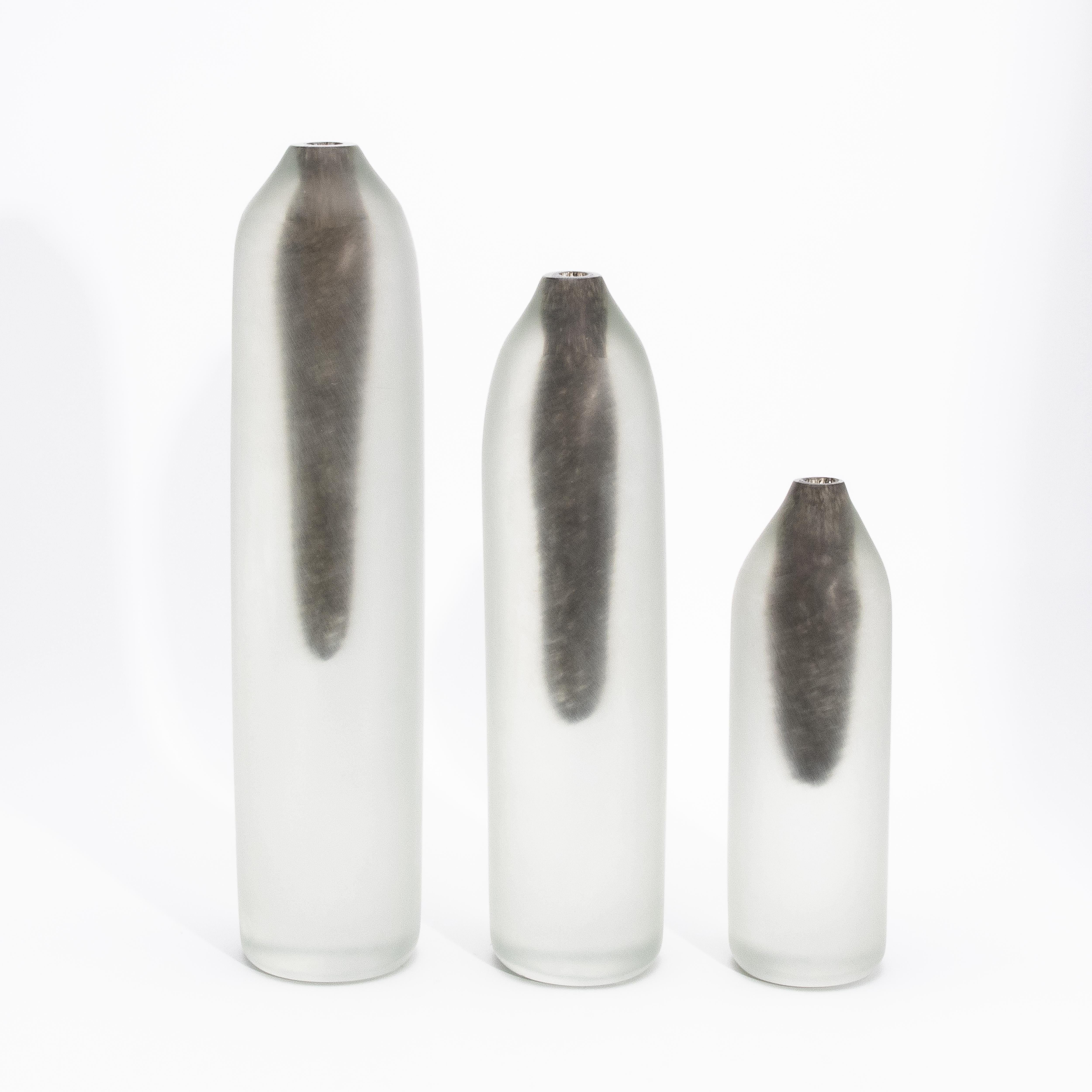 Set di 3 vasi/bottiglie Voda di Murano soffiati a mano in ottone smerigliato in vendita 5