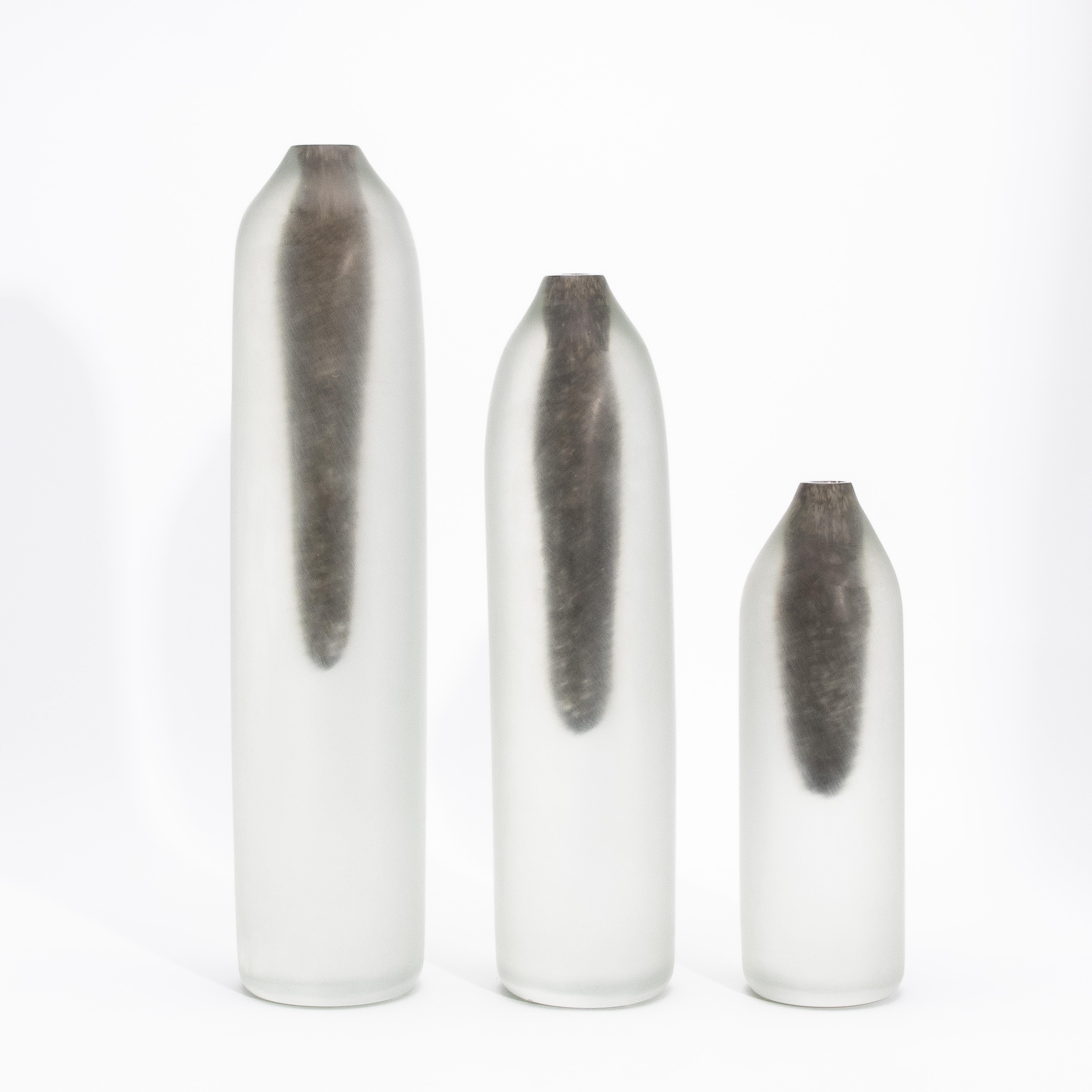 Ti presentiamo la collezione Voda Bottle, uno straordinario trio di capolavori artigianali progettati per elevare qualsiasi spazio con la loro serena eleganza e la loro squisita maestria. Queste bottiglie sono una miscela armoniosa di forma e