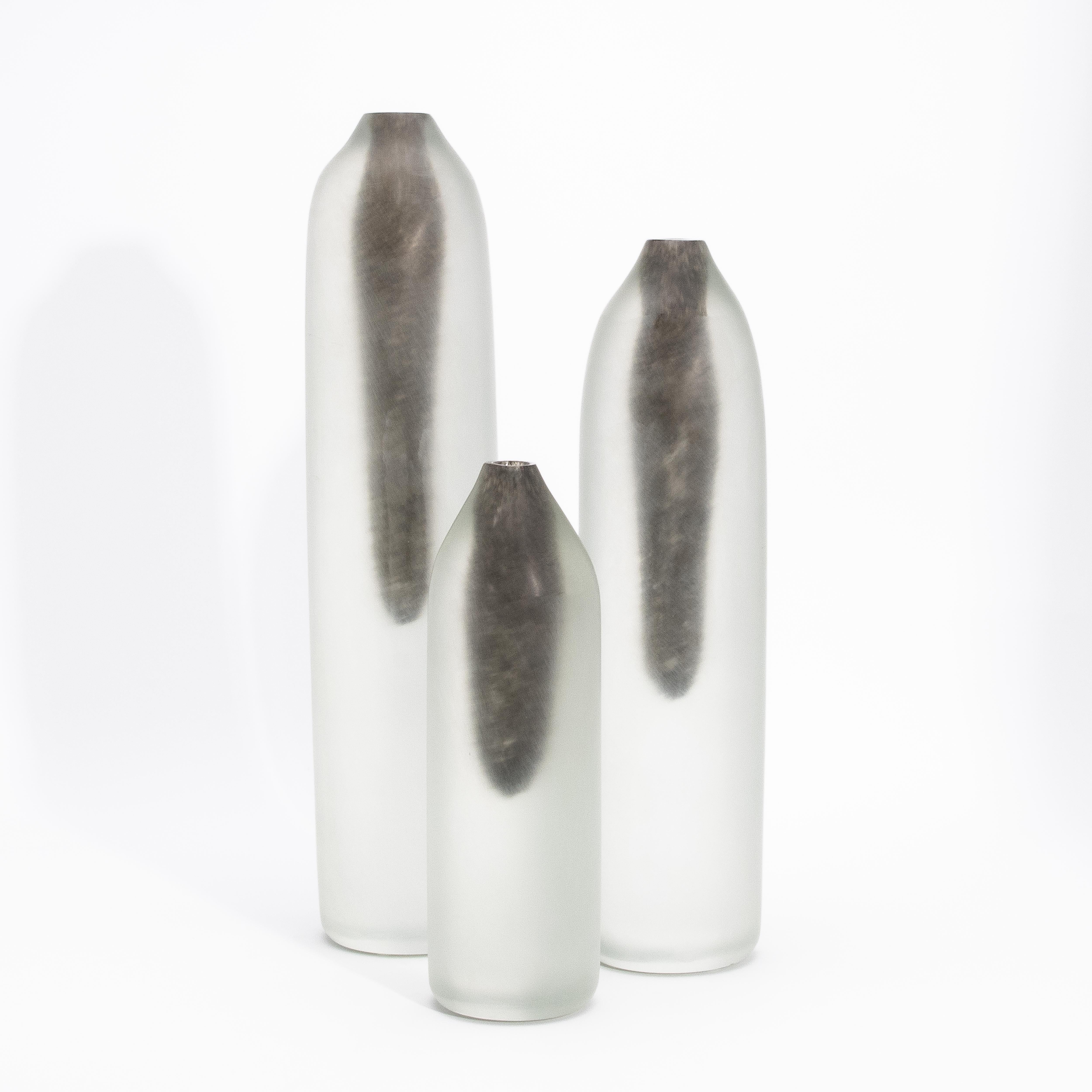 Italiano Set di 3 vasi/bottiglie Voda di Murano soffiati a mano in ottone smerigliato in vendita